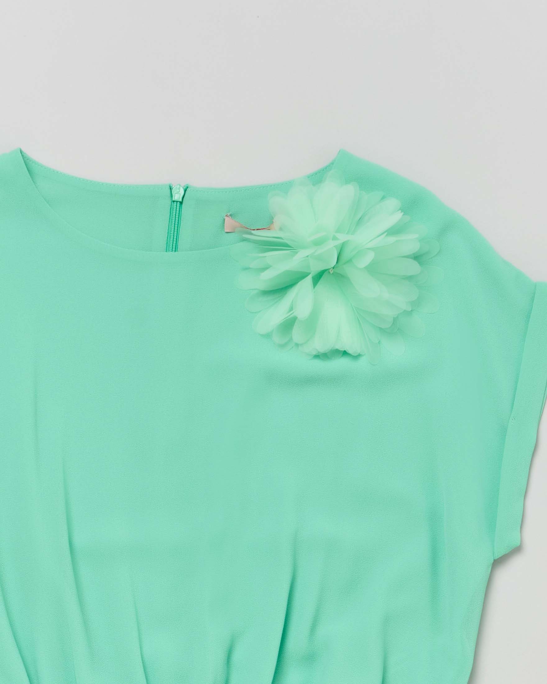 Blusa verde menta in crêpe con punto smock in vita e applicazione floreale image