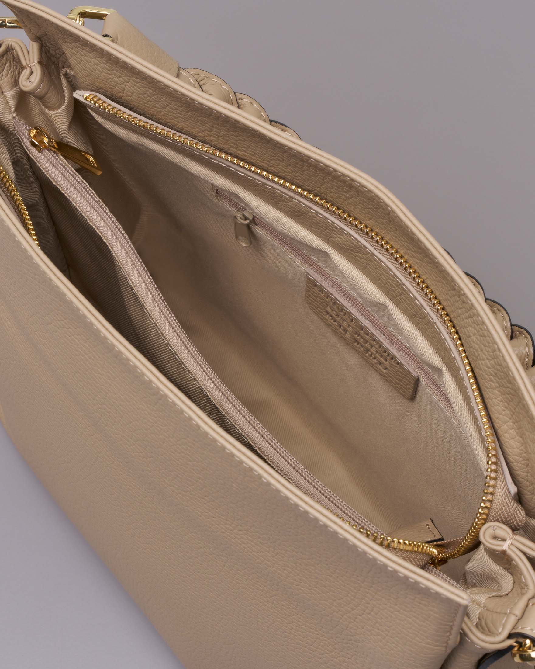 Borsa beige in pelle martellata con spallaccio intrecciato e tracolla più lunga removibile image