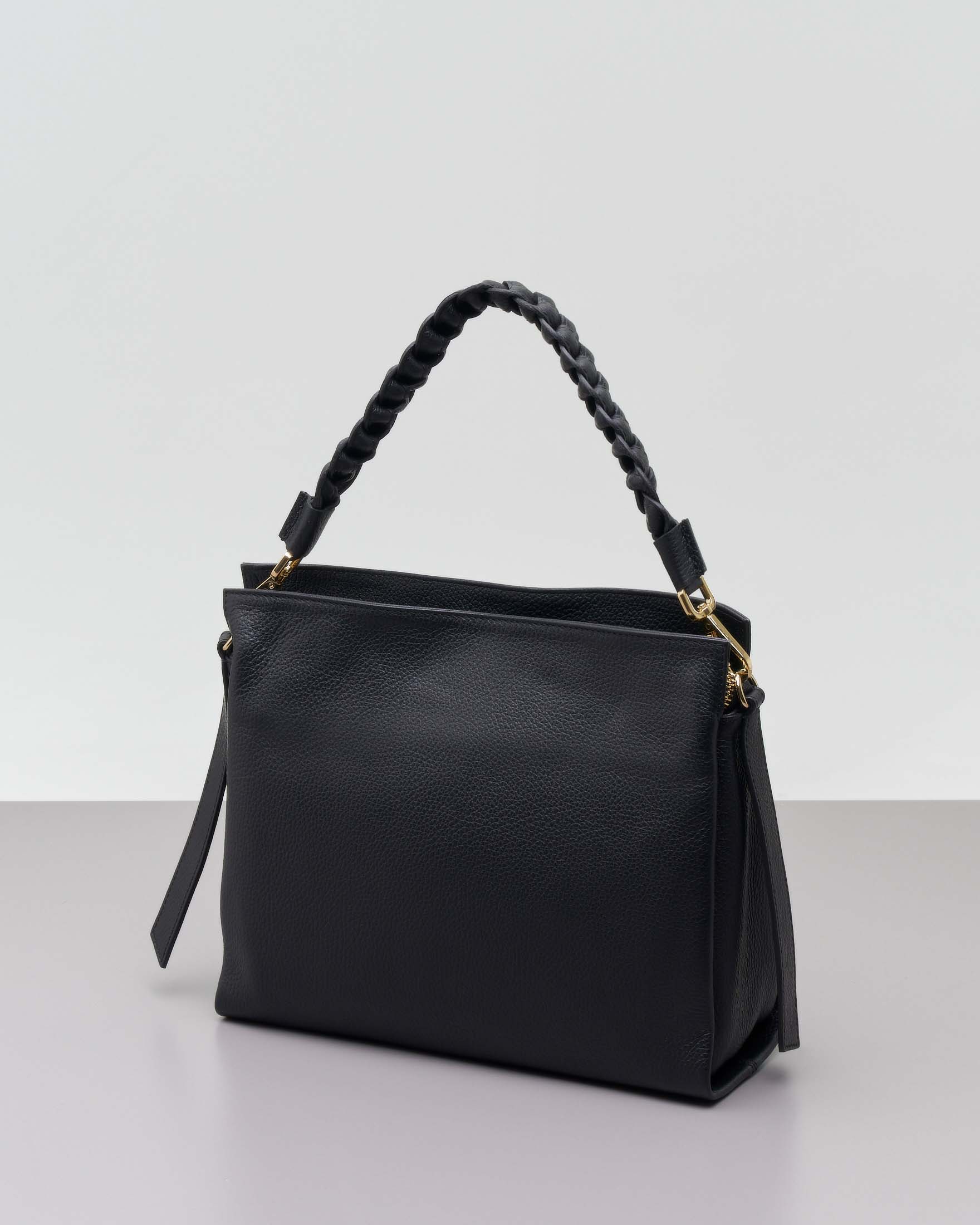 Borsa nera in pelle martellata con spallaccio intrecciato e tracolla più lunga removibile