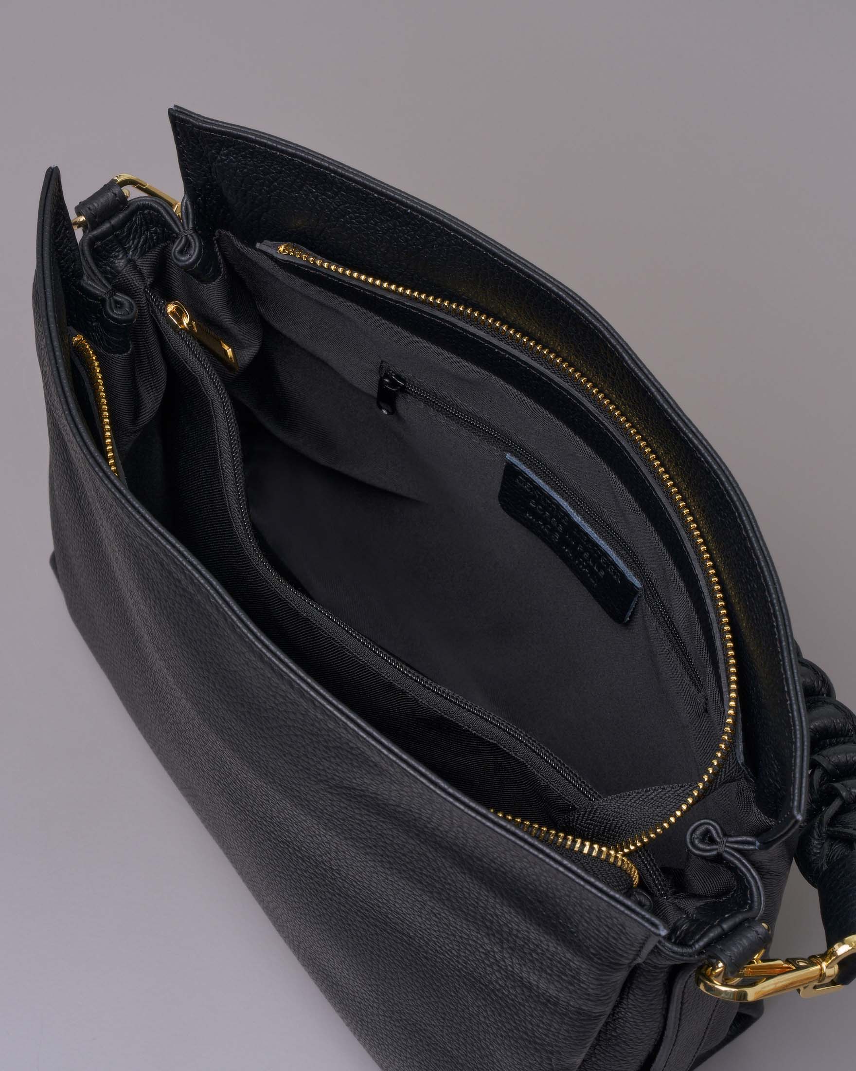 Borsa nera in pelle martellata con spallaccio intrecciato e tracolla più lunga removibile image