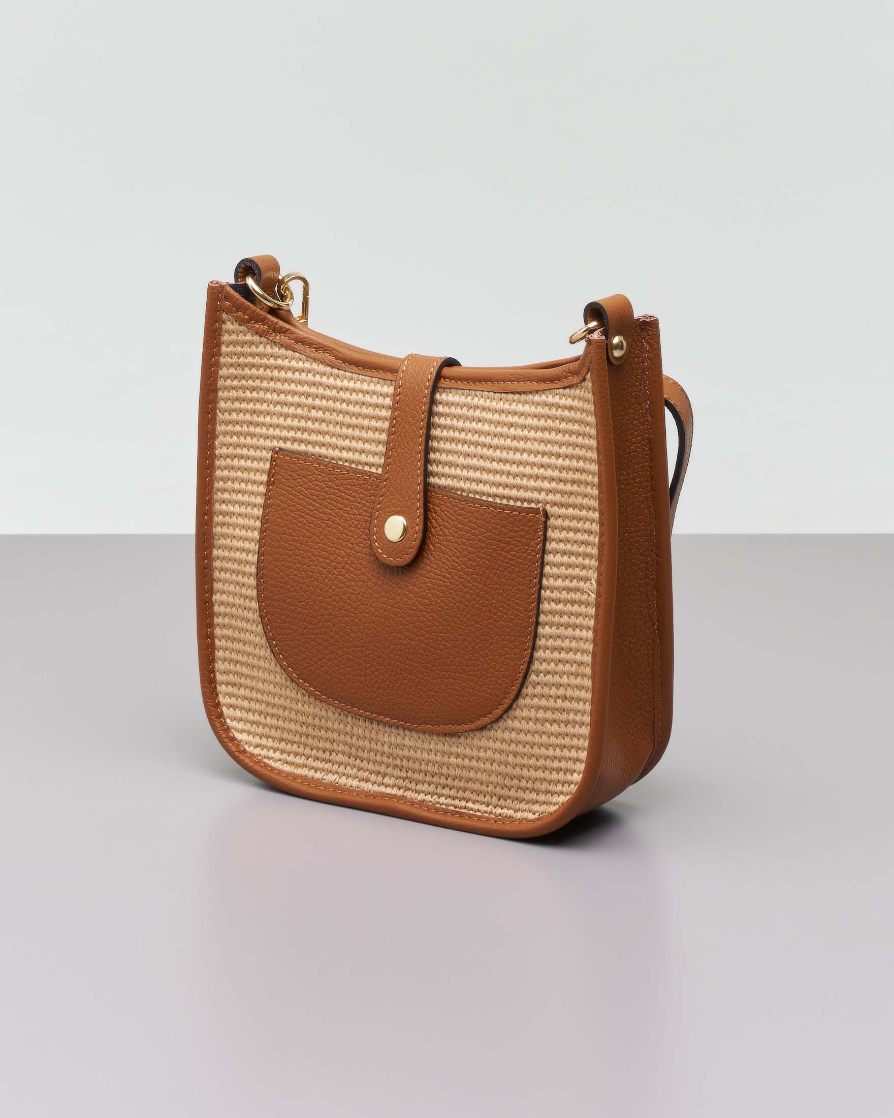 Borsa in raffia color naturale con profili e tasca a parete in pelle cuoio