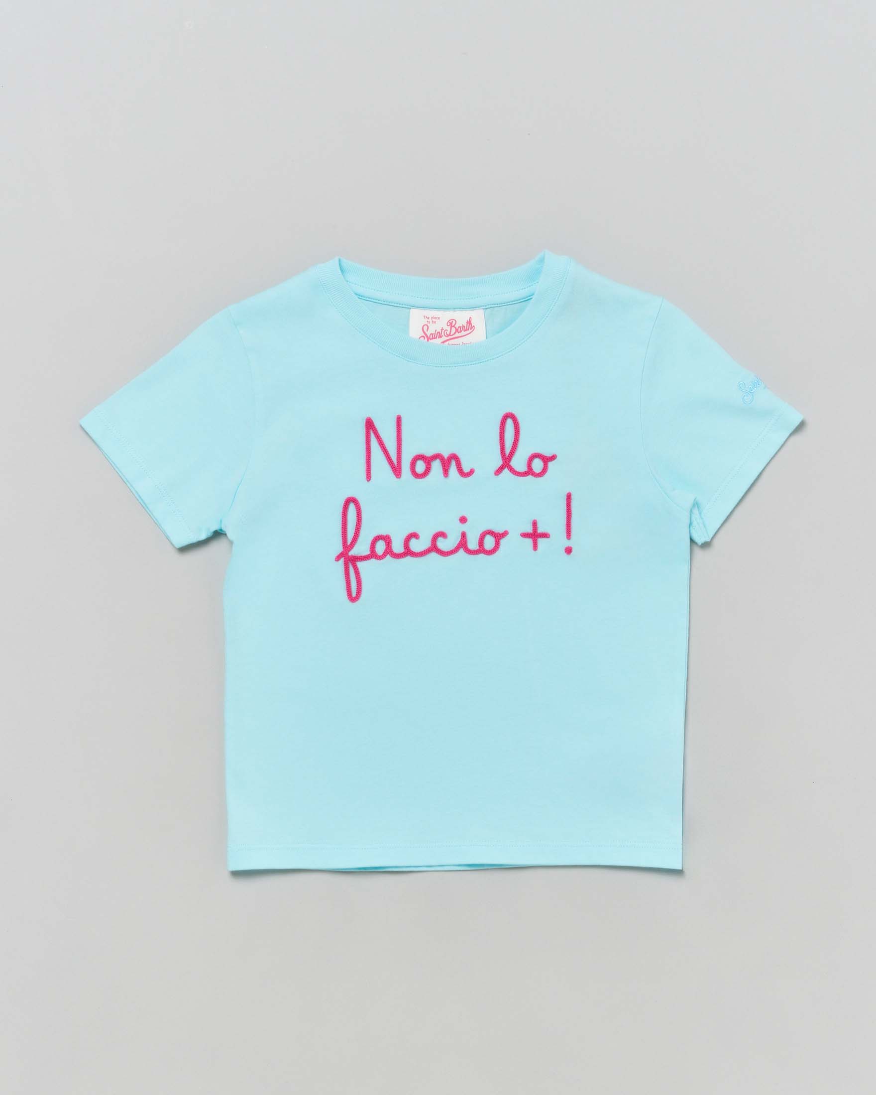 T-shirt color acqua in cotone a maniche corte con scritta 'Non lo faccio +!' fucsia