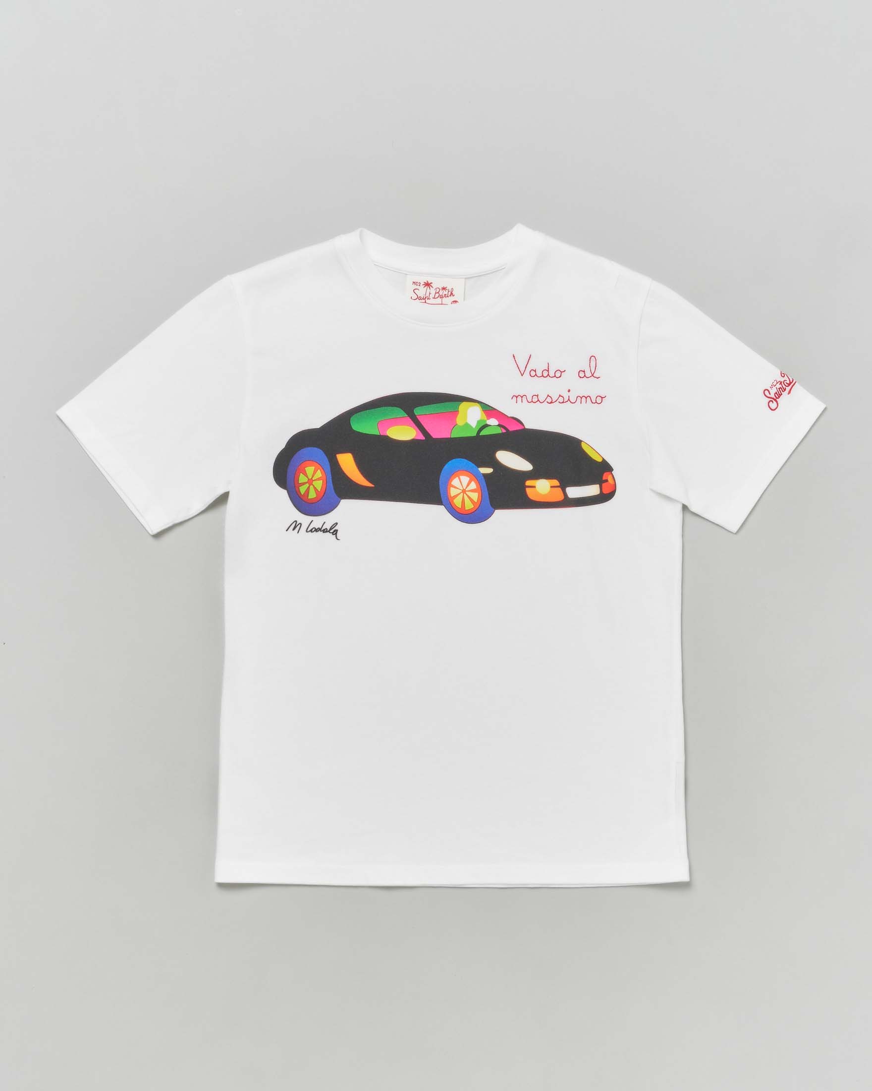 T-shirt bianca in cotone a maniche corte con stampa auto sportiva colorata e scritta 'Vado al massimo'