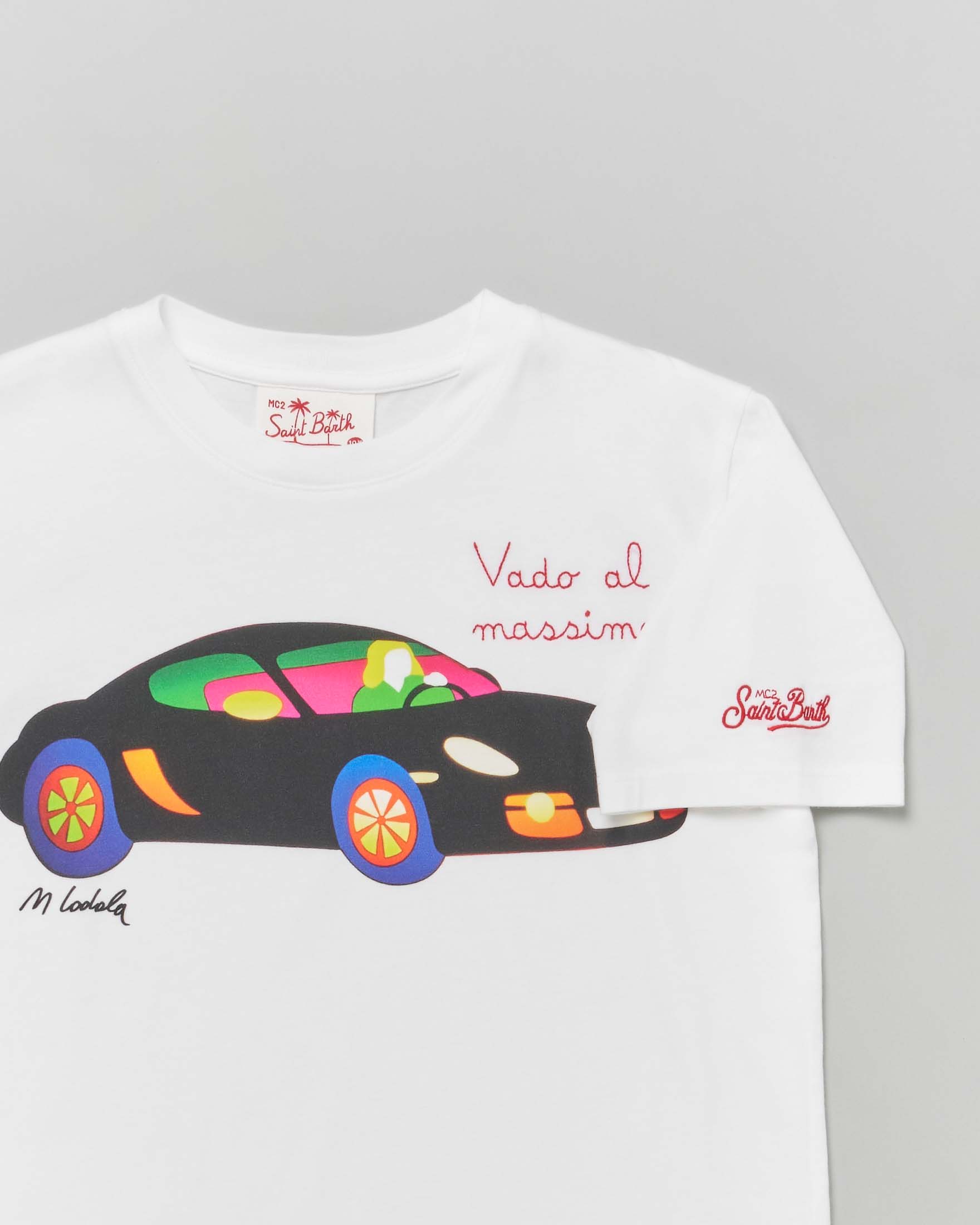 T-shirt bianca in cotone a maniche corte con stampa auto sportiva colorata e scritta 'Vado al massimo'  image