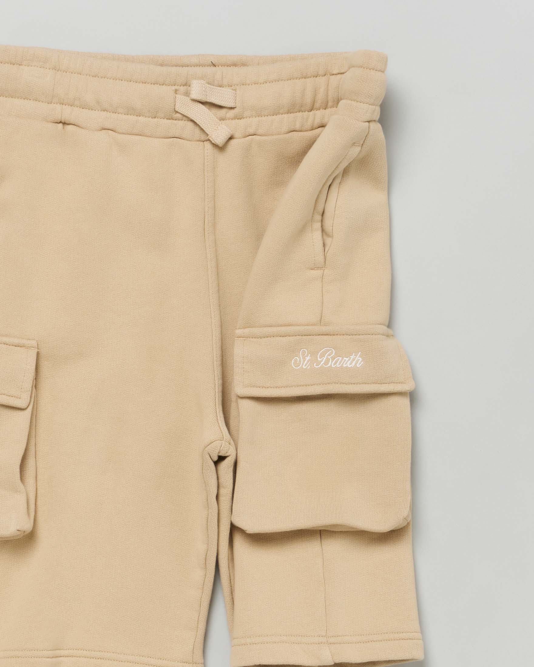Bermuda color sabbia cargo in felpa di cotone con coulisse 