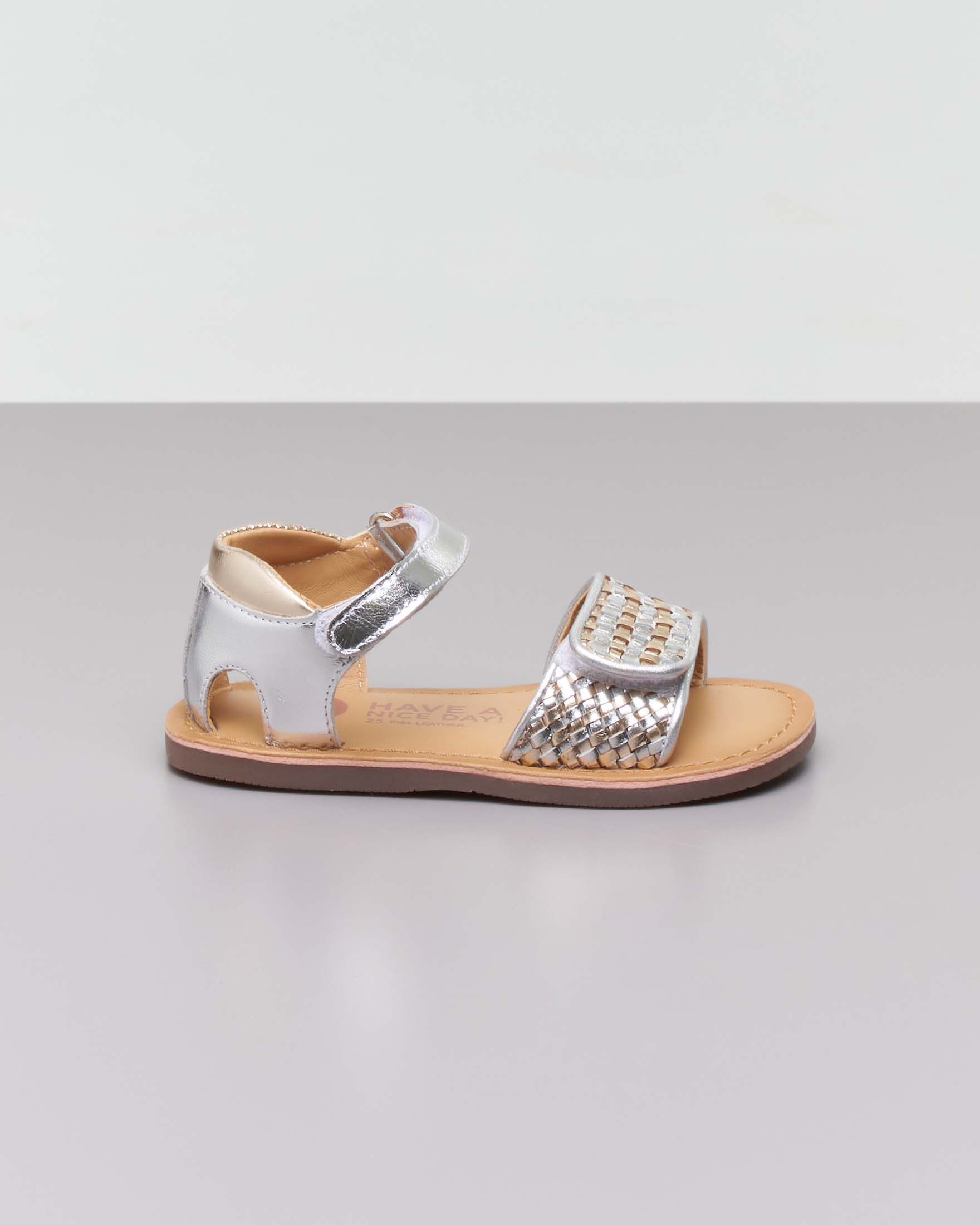Sandali in pelle argento e oro intrecciati con chiusura a strappo