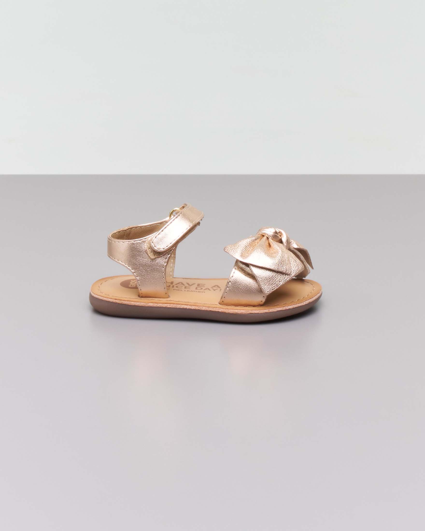 Sandali in pelle oro rosato con fiocco e cinturino a strappo