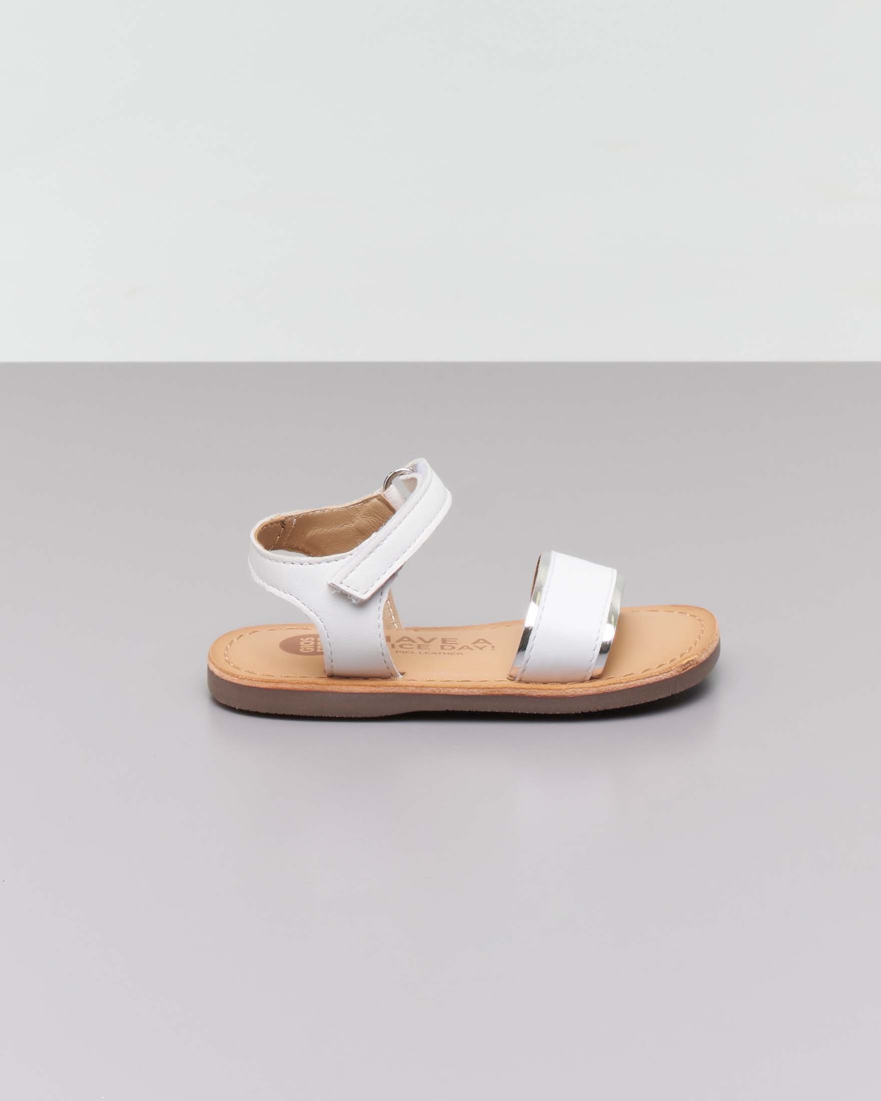 Sandali bianchi in pelle con bordi argentati e cinturino con strappo