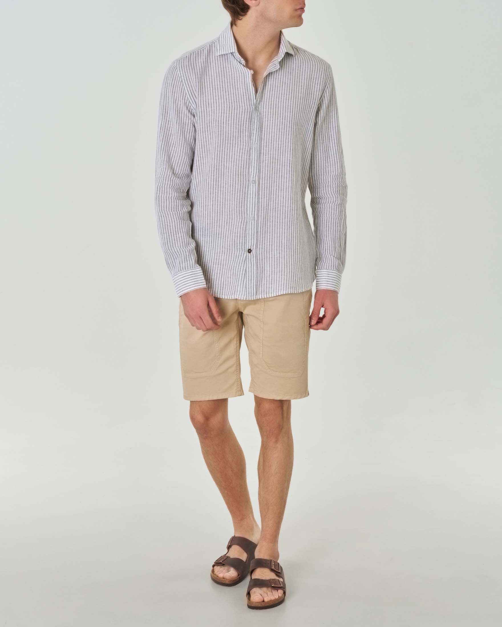 Camicia bastoncino bianca e verde militare a righe sottili in cotone e lino con colletto alla francese