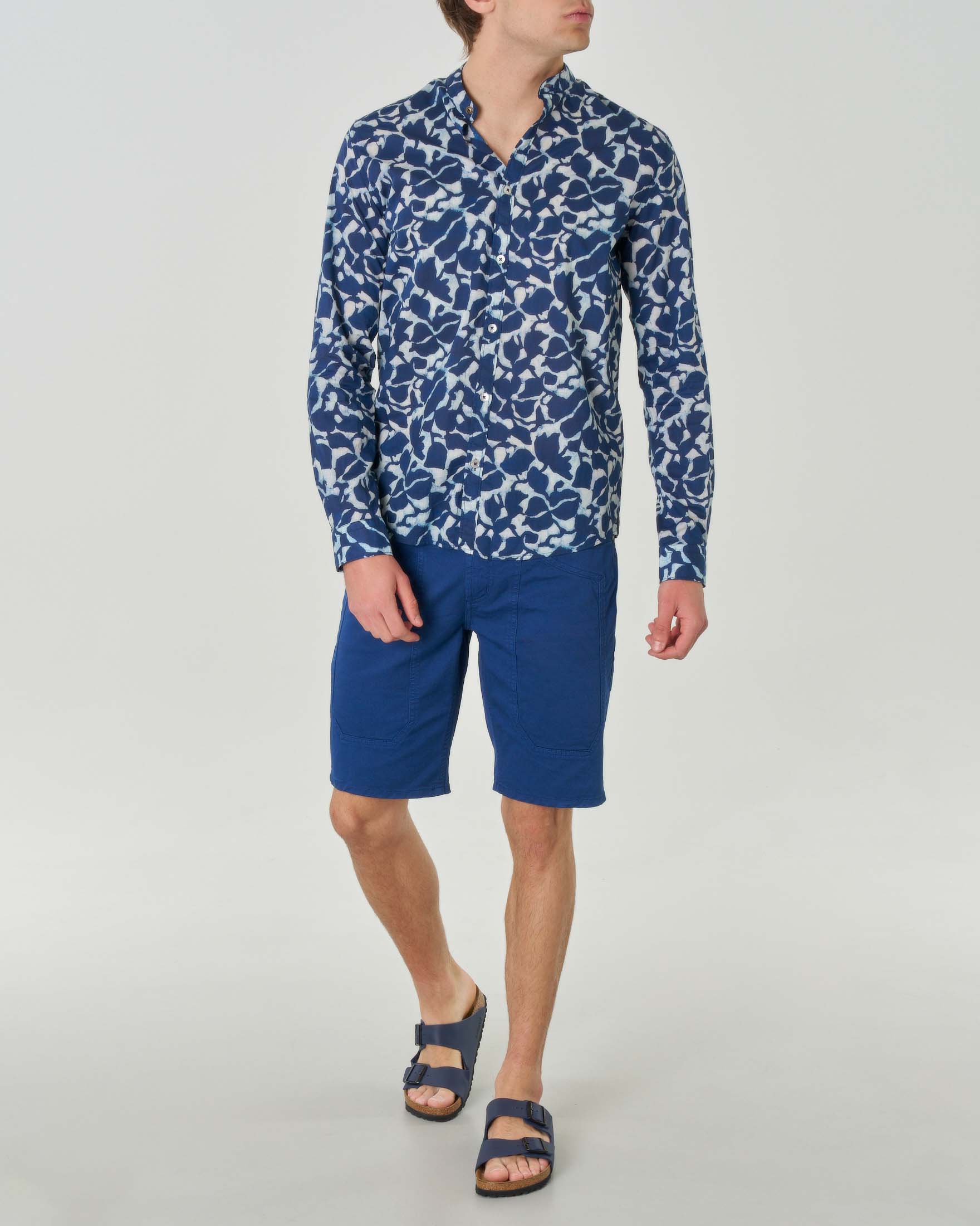 Camicia in puro cotone con fantasia a foglie blu e colletto alla coreana