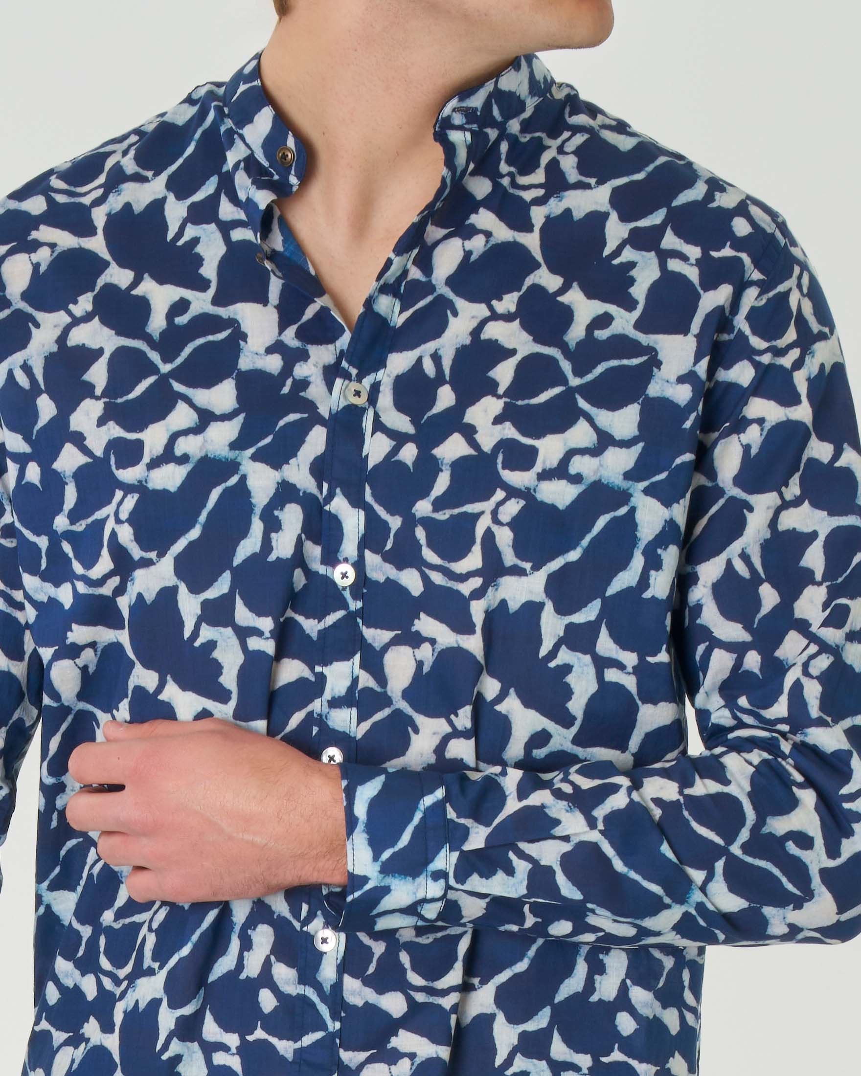 Camicia in puro cotone con fantasia a foglie blu e colletto alla coreana image