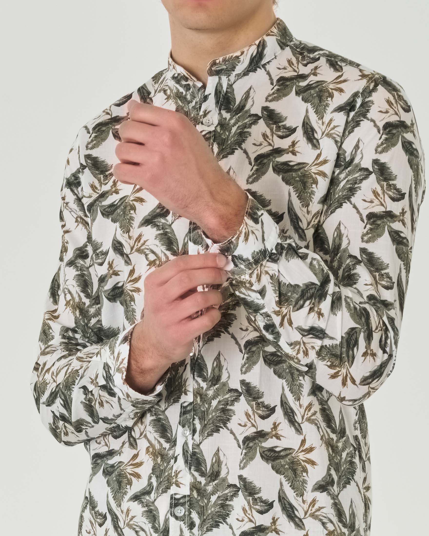 Camcia in puro cotone con fantasia a foglie verdi e colletto alla coreana image