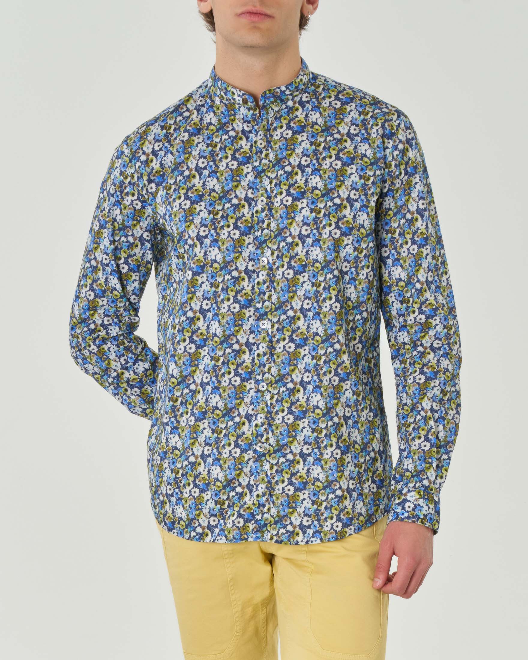 Camicia in leggera mussola di puro cotone con fantasia floreale multicolor e colletto alla coreana
