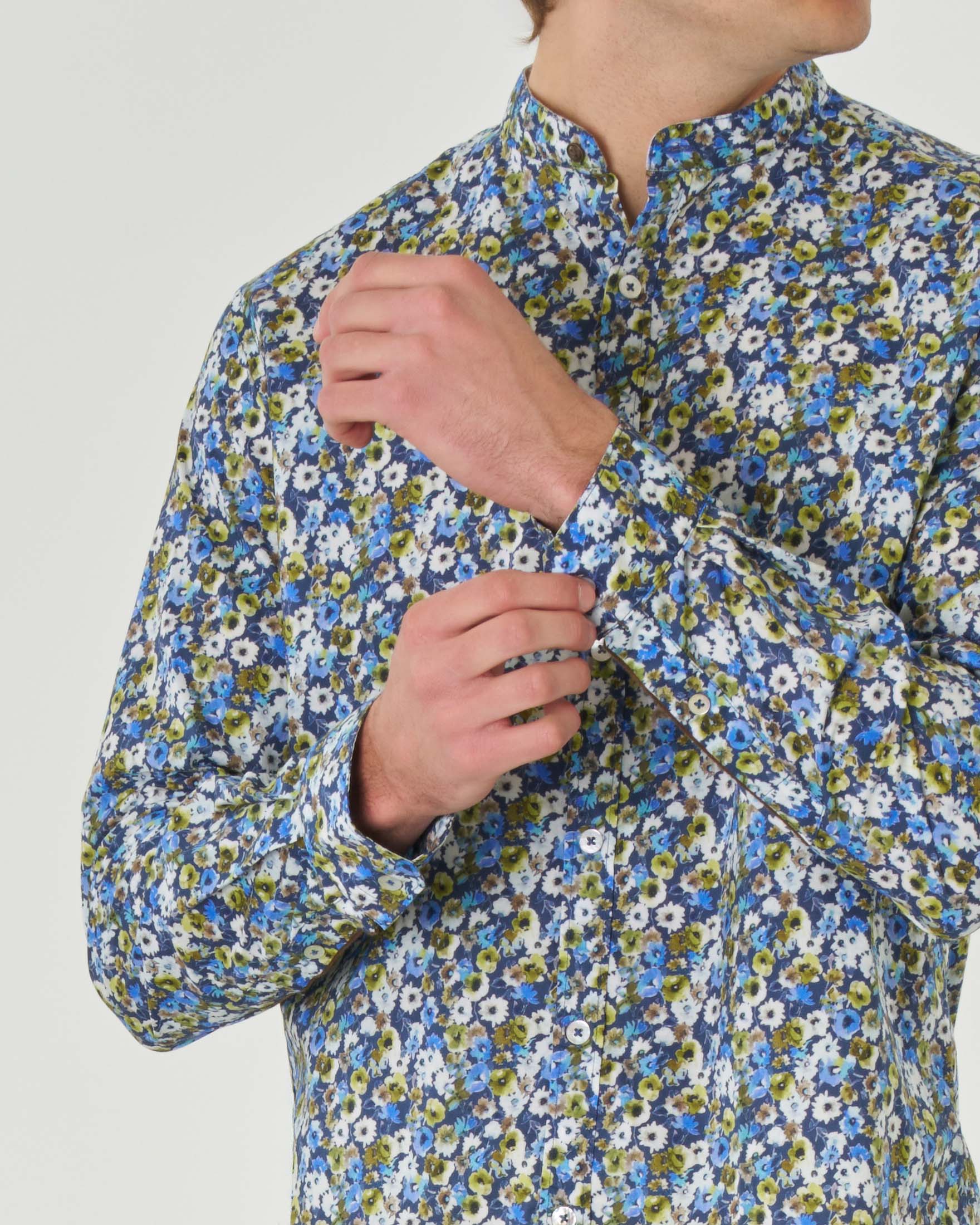 Camicia in leggera mussola di puro cotone con fantasia floreale multicolor e colletto alla coreana image