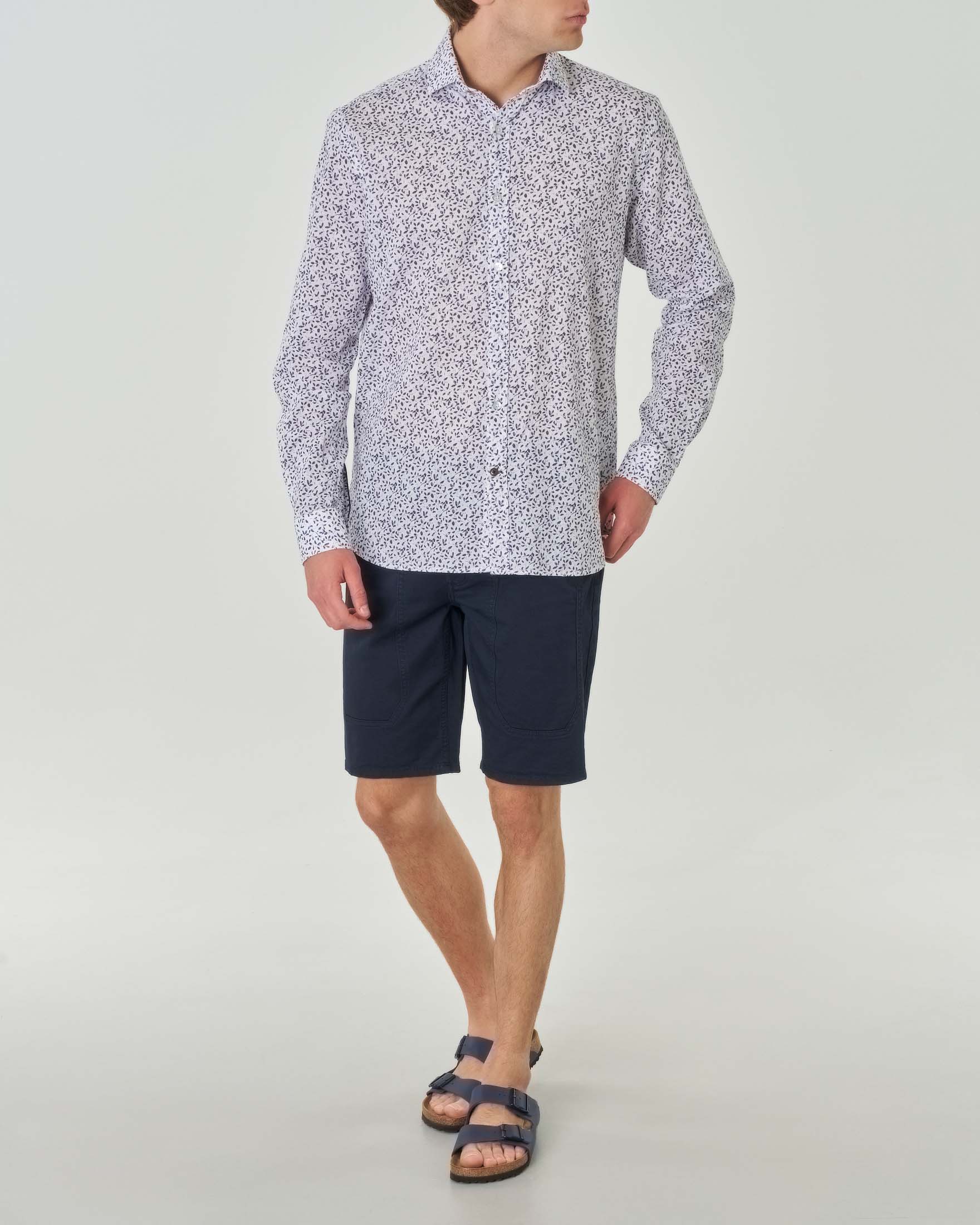 Camicia bianca in misto lino e cotone con fantasia floreale e colletto aperto alla francese