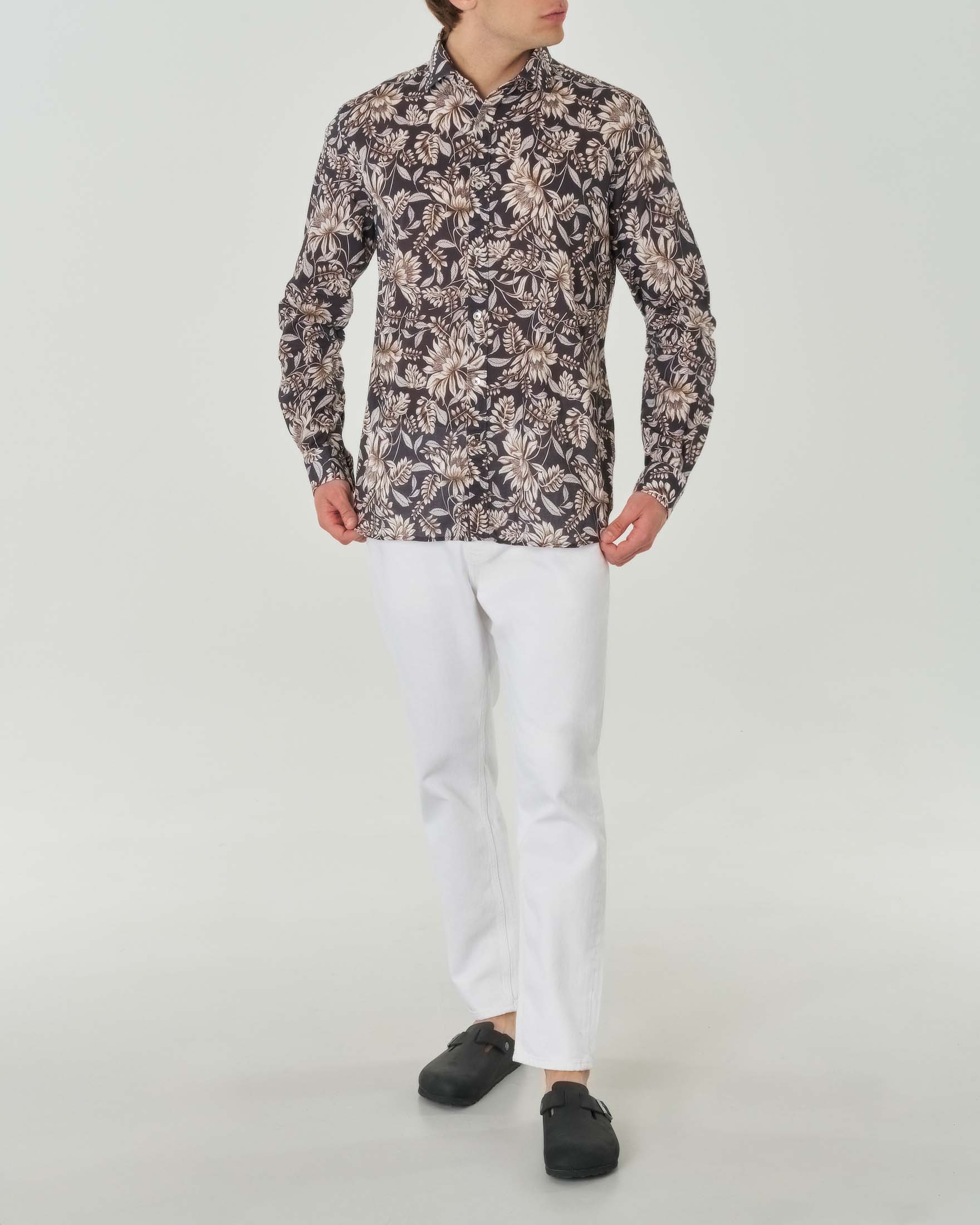 Camicia nera in misto lino e cotone con fantasia floreale e colletto aperto alla francese