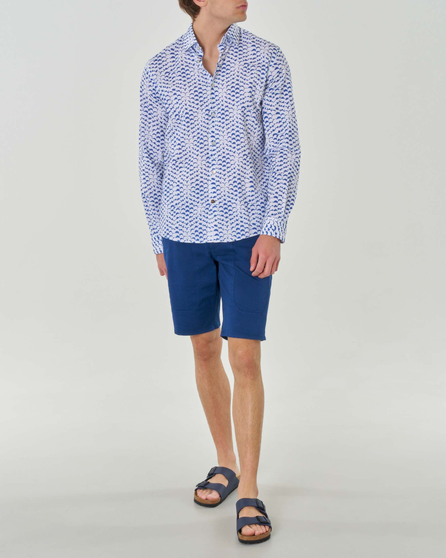 Camicia bianca in seersucker di puro cotone con fantasia a onde blu royal e colletto aperto alla francese