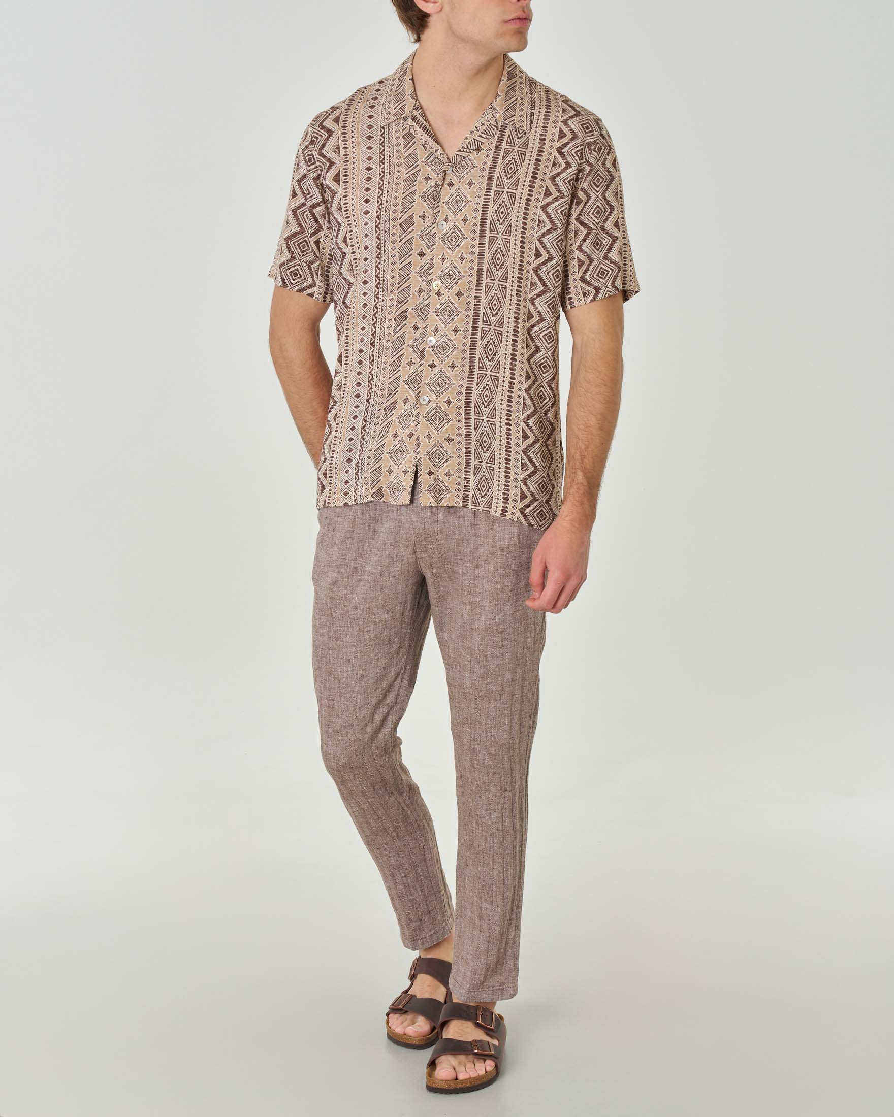 Camicia mezza manica beige in viscosa a fantasia etnica con colletto bowling