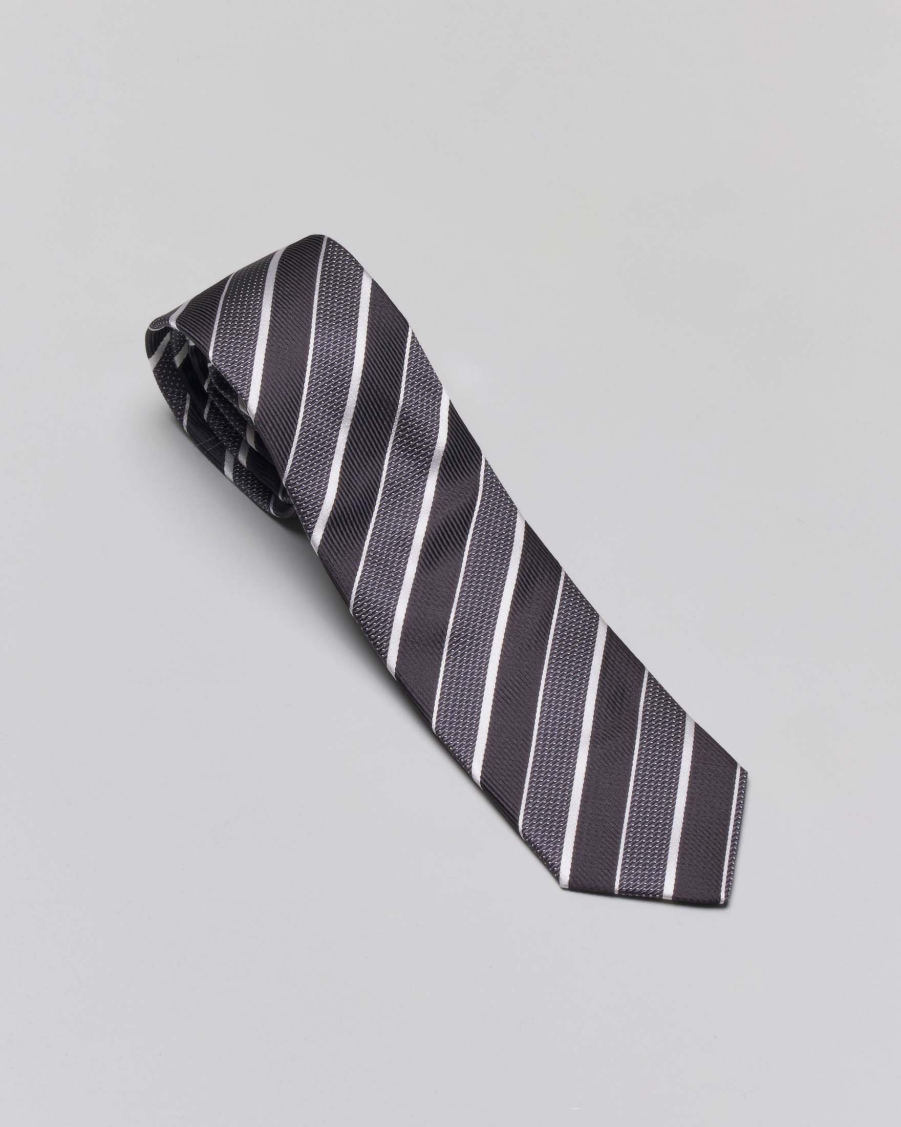 Cravatta regimental nera in pura seta con motivo a righe diagonali