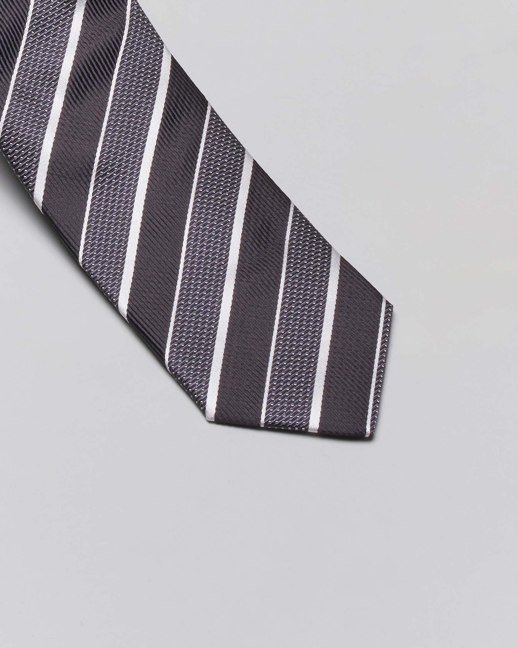 Cravatta regimental nera in pura seta con motivo a righe diagonali e micro pois image