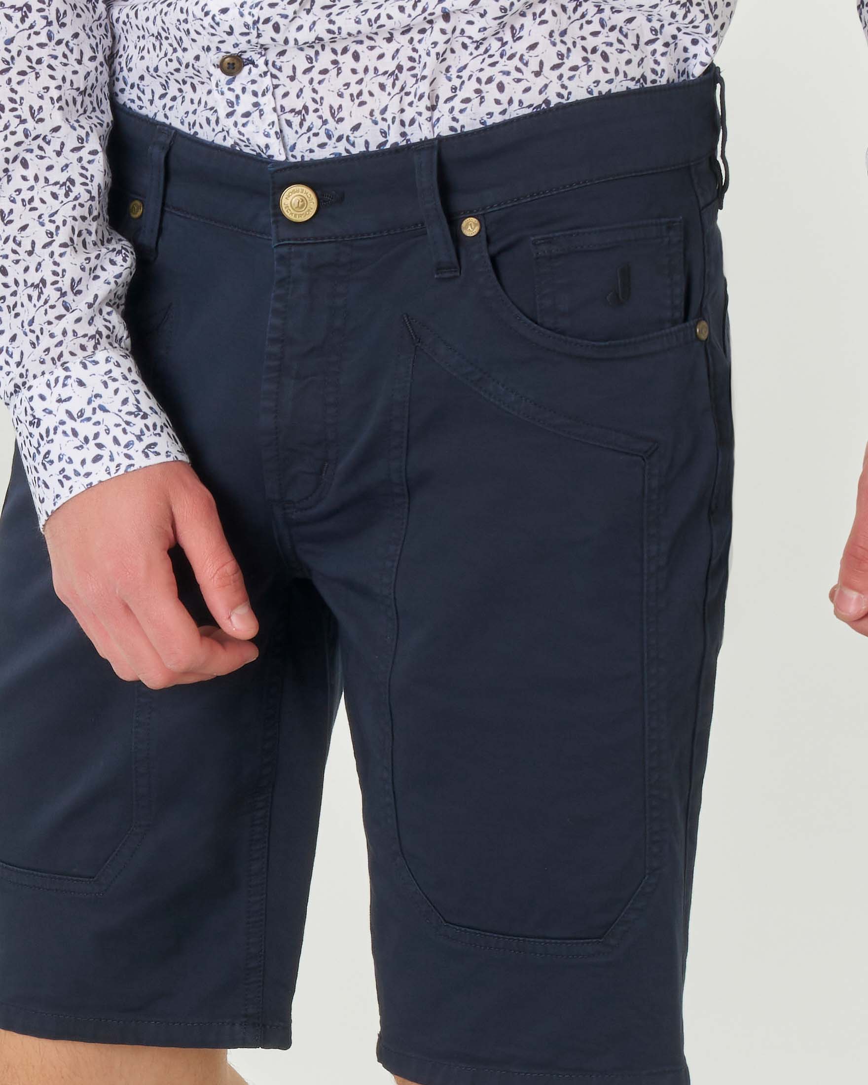 Bermuda blu in gabardina di cotone stretch con toppa