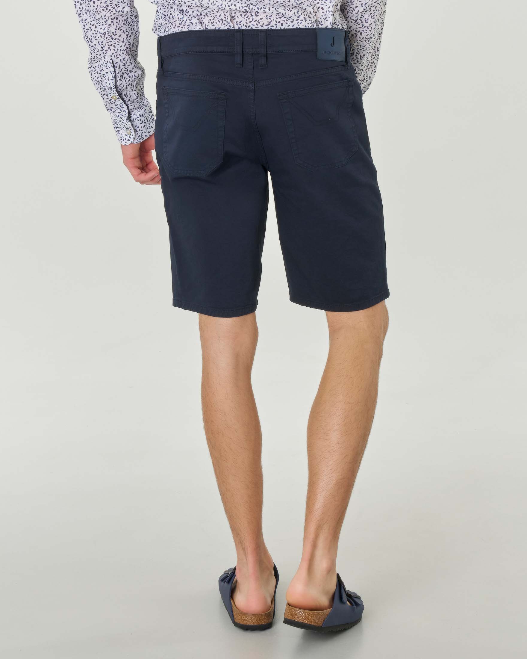 Bermuda blu in gabardina di cotone stretch con toppa