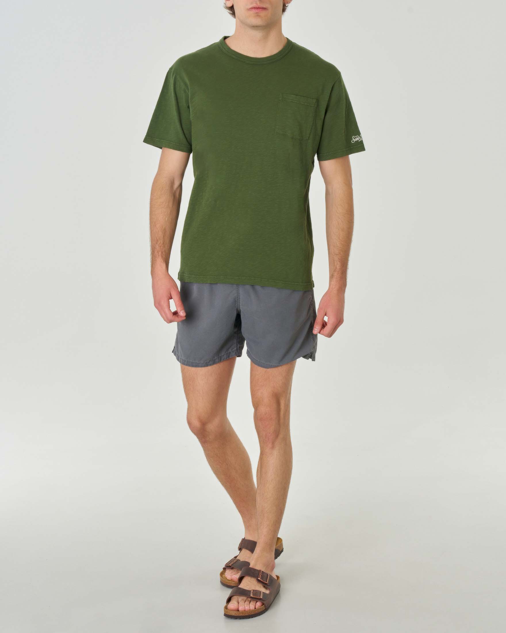 T-shirt verde militare mezza manica in puro cotone fiammato con taschino sul petto