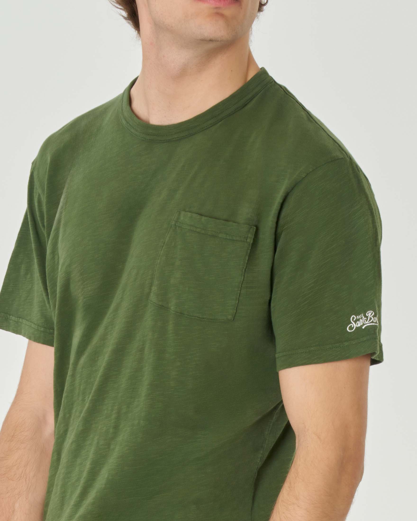 T-shirt verde militare mezza manica in puro cotone fiammato con taschino sul petto image