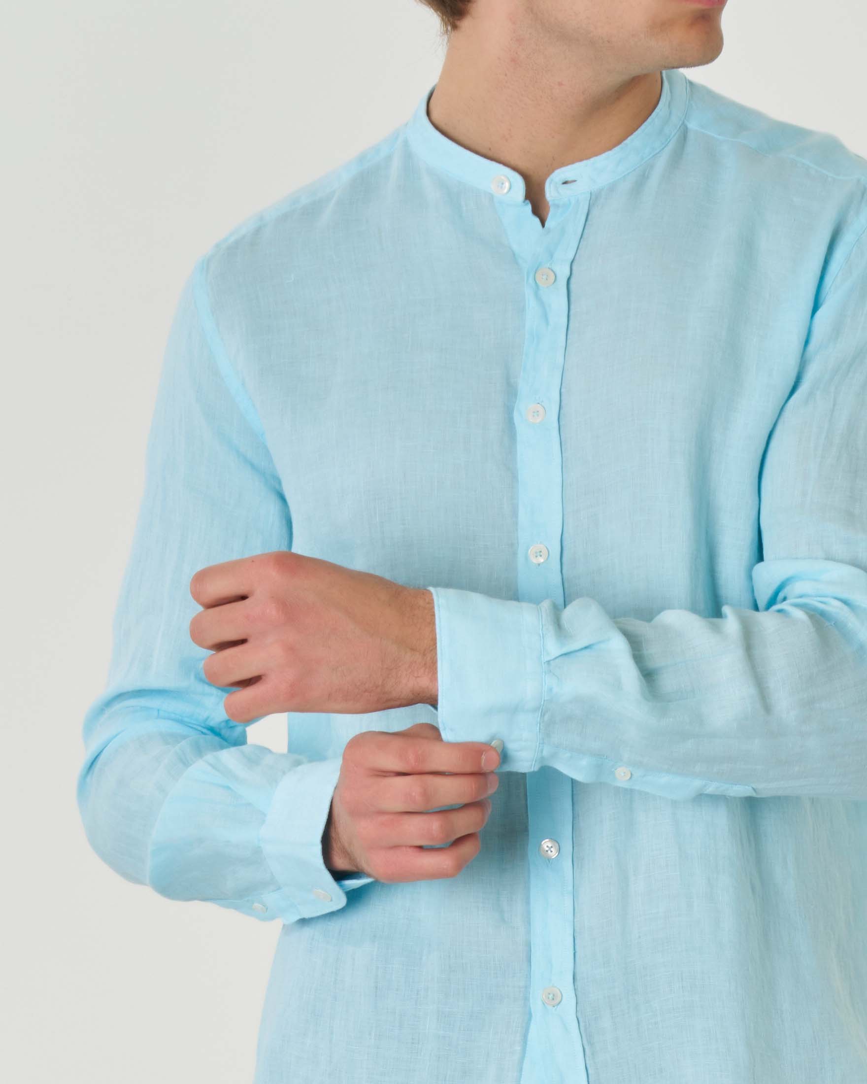 Camicia azzurra in puro lino con collo a coreana image