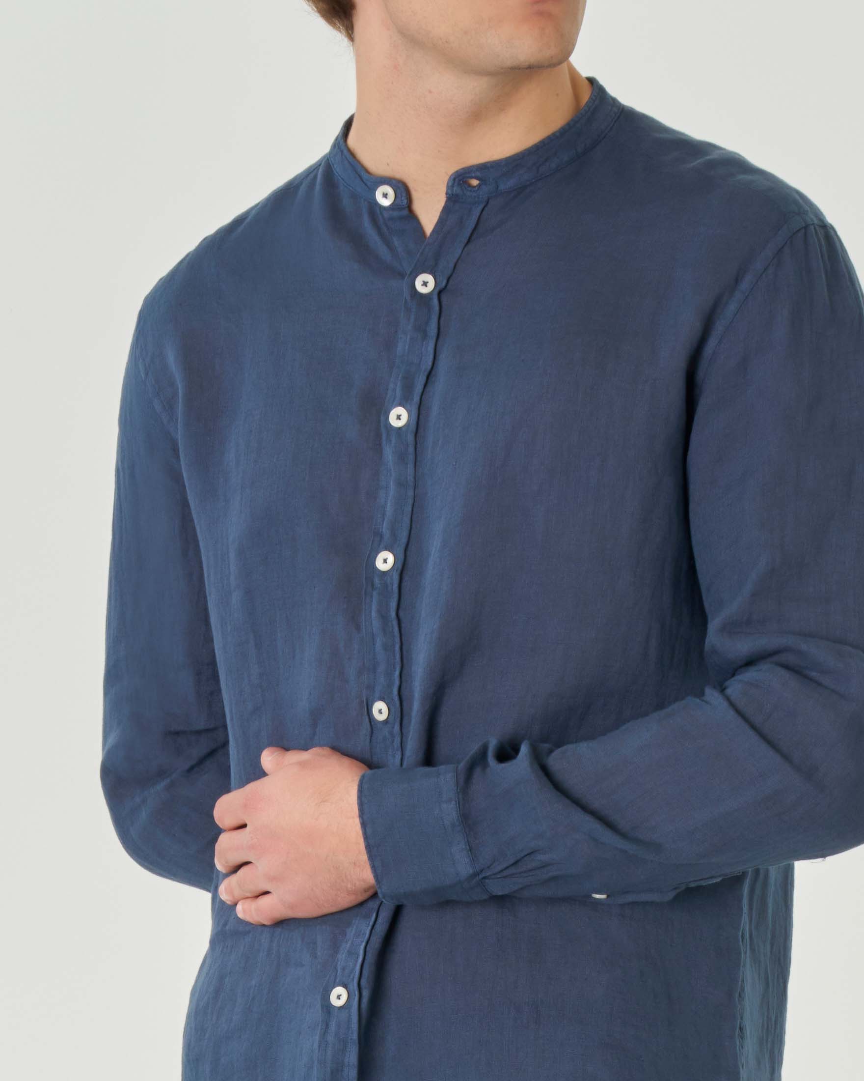 Camicia blu in puro lino con collo a coreana image