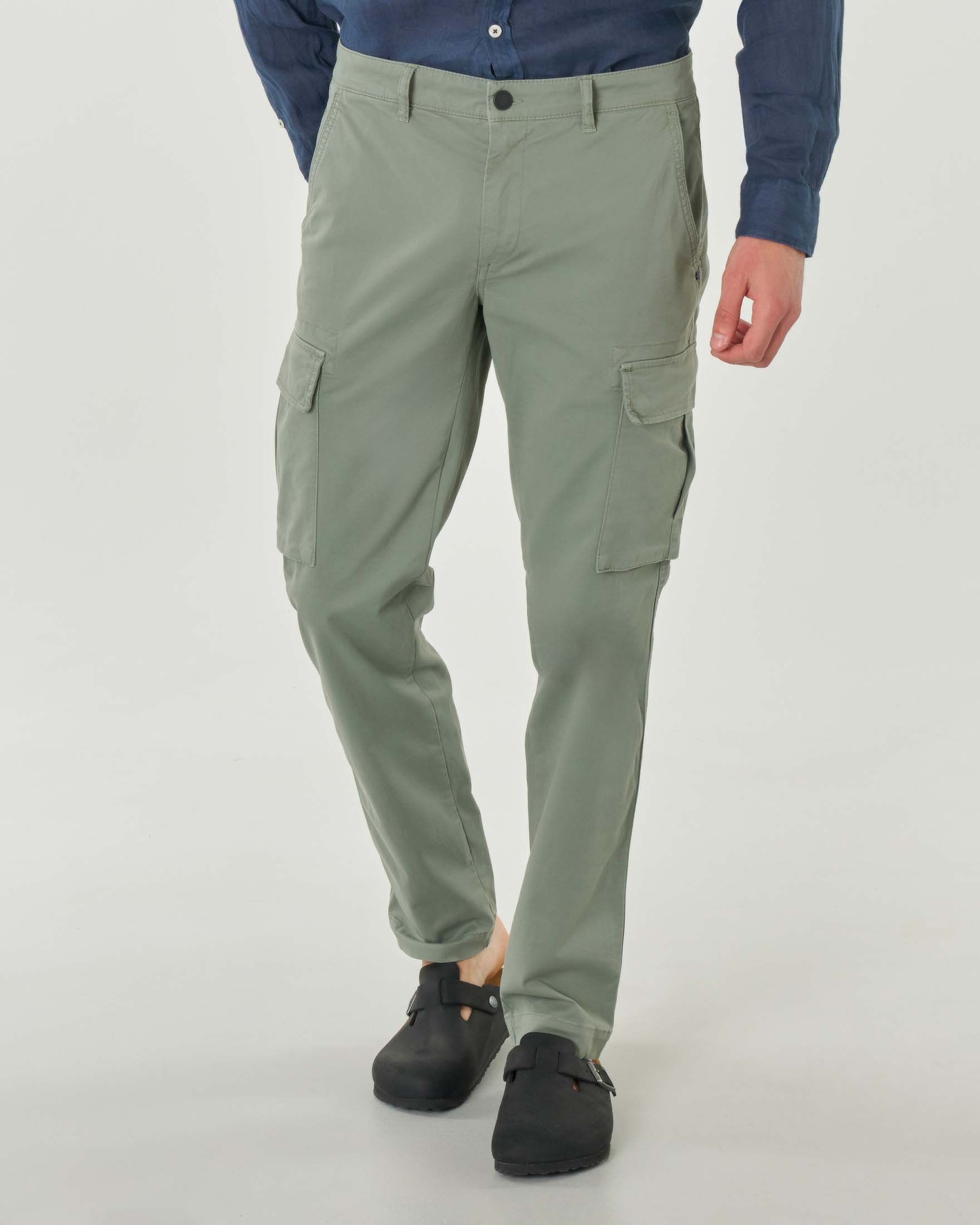 Pantalone cargo color salvia in gabardina di cotone stretch