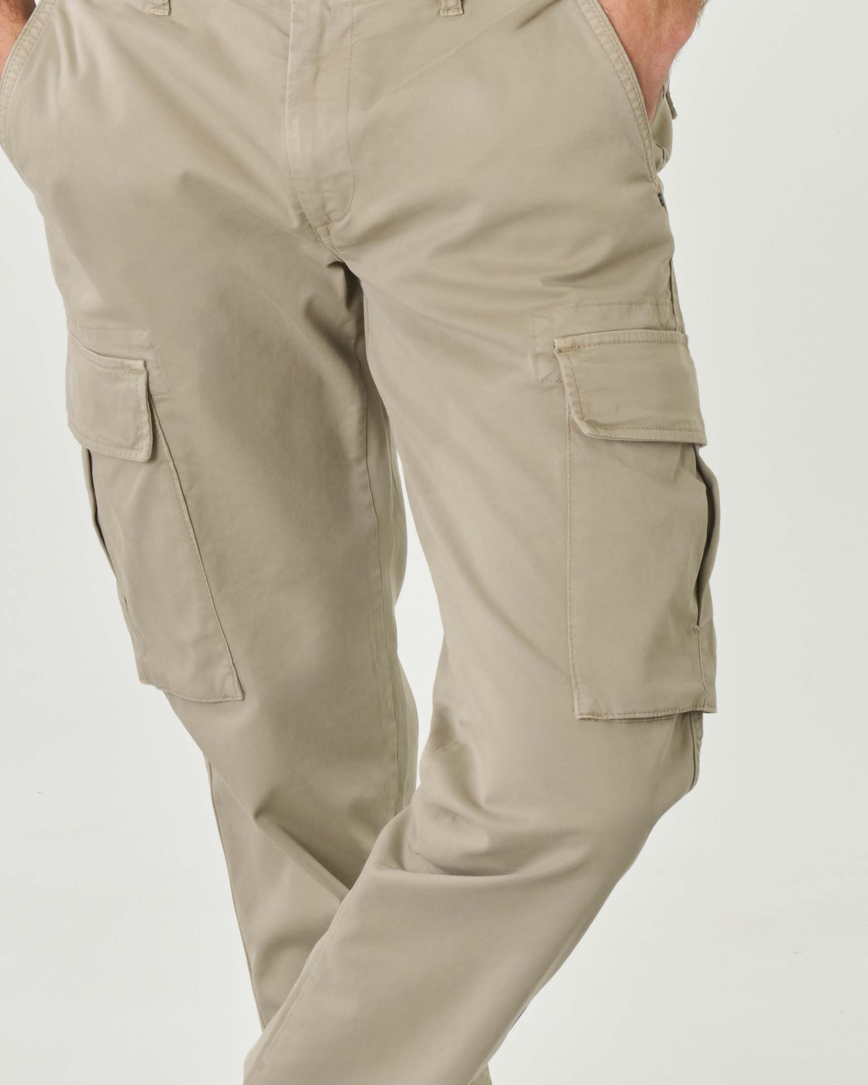 Pantalone cargo beige in gabardina di cotone stretch image