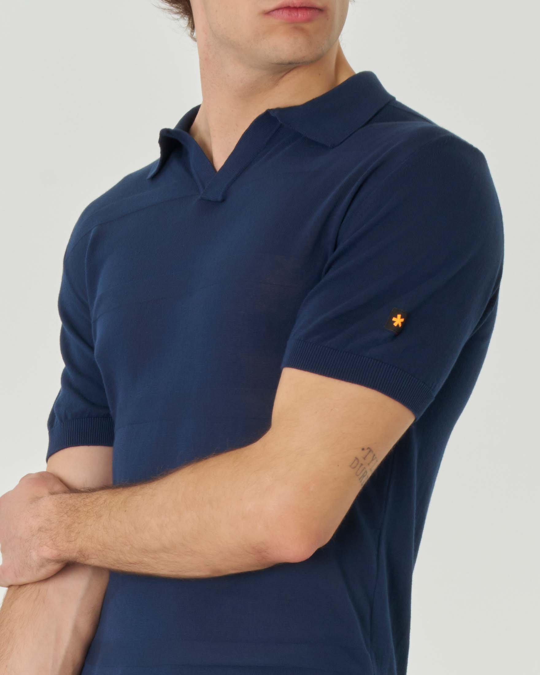 Maglia polo mezza manica blu in puro cotone con scollo a V e fantasia a righe tono su tono image