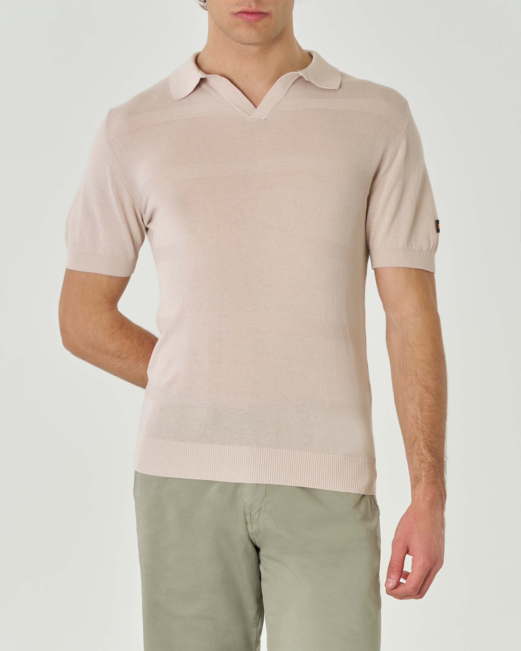 Maglia polo mezza manica color sabbia in puro cotone con scollo a V e fantasia a righe tono su tono