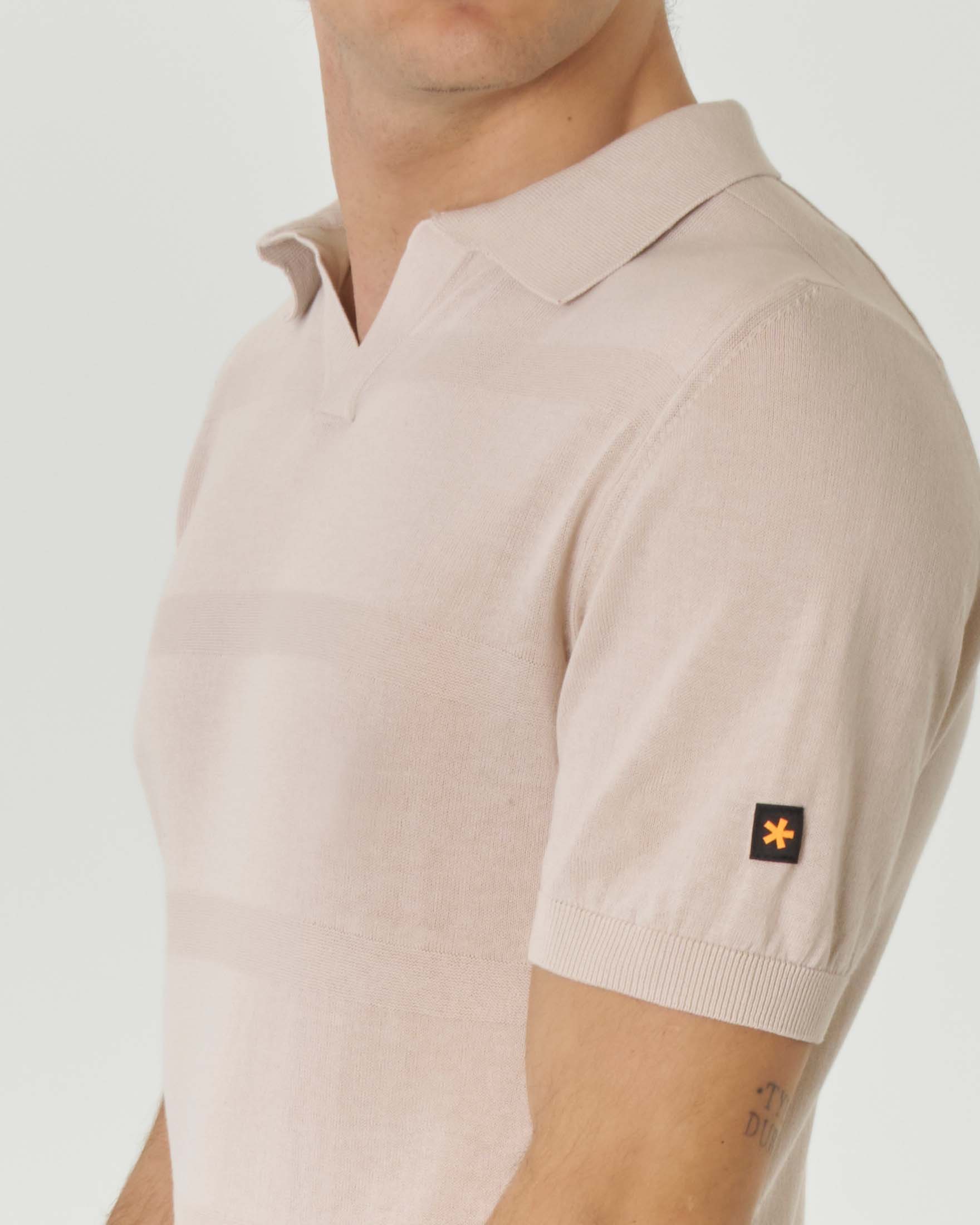 Maglia polo mezza manica color sabbia in puro cotone con scollo a V e fantasia a righe tono su tono image