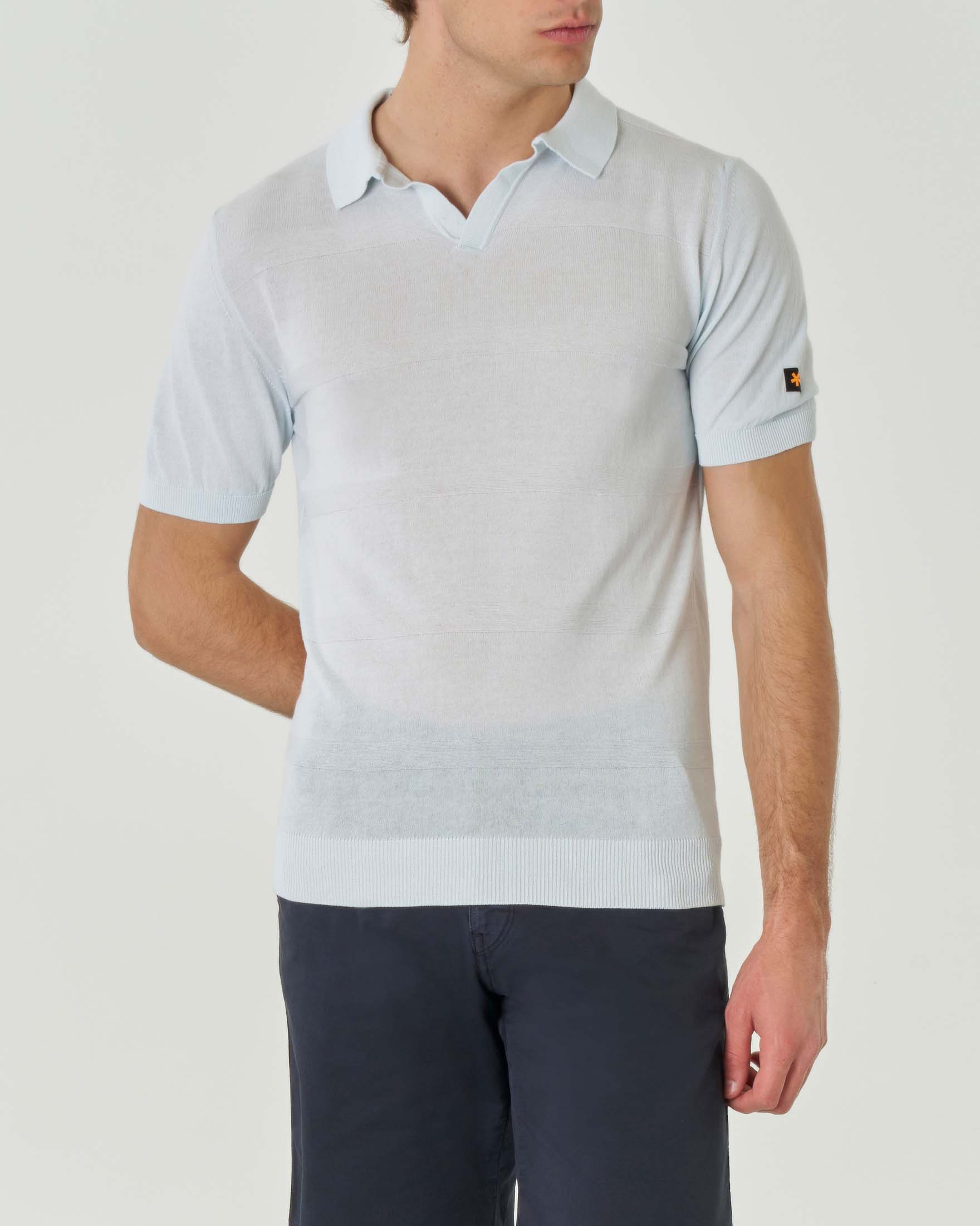 Maglia polo mezza manica color acqua in puro cotone con scollo a V e fantasia a righe tono su tono