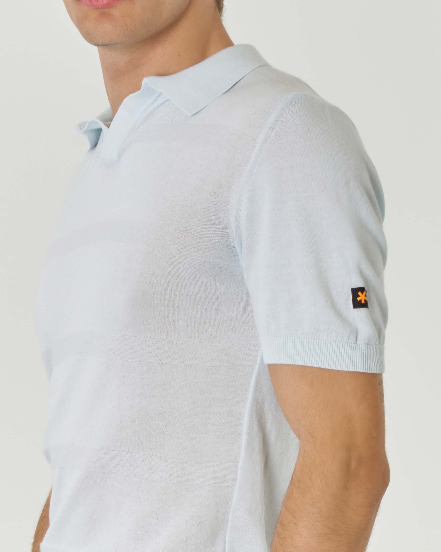 Maglia polo mezza manica color acqua in puro cotone con scollo a V e fantasia a righe tono su tono image