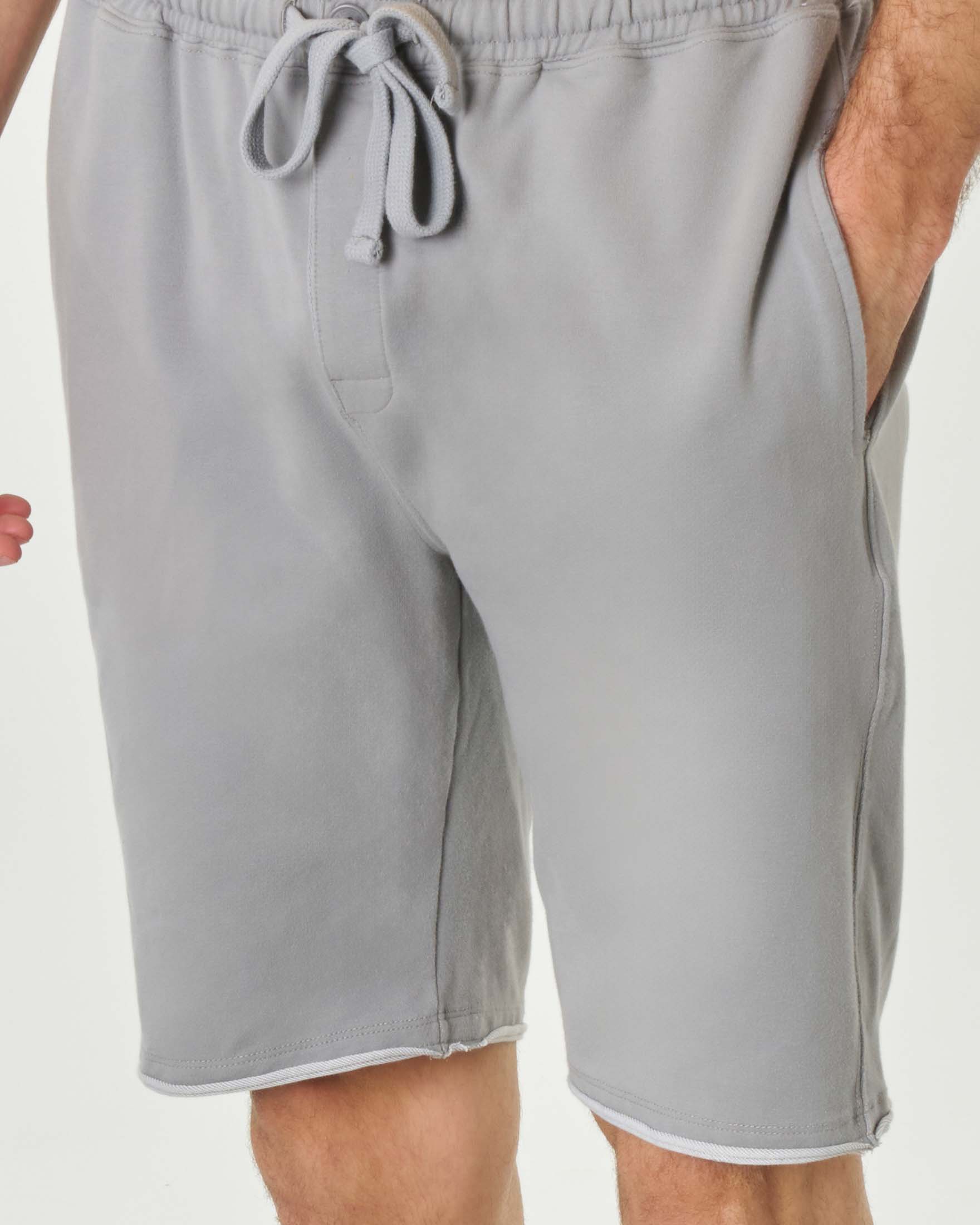Bermuda grigio in tessuto bielastico di pima cotton con elastico in vita e taschino sul retro image