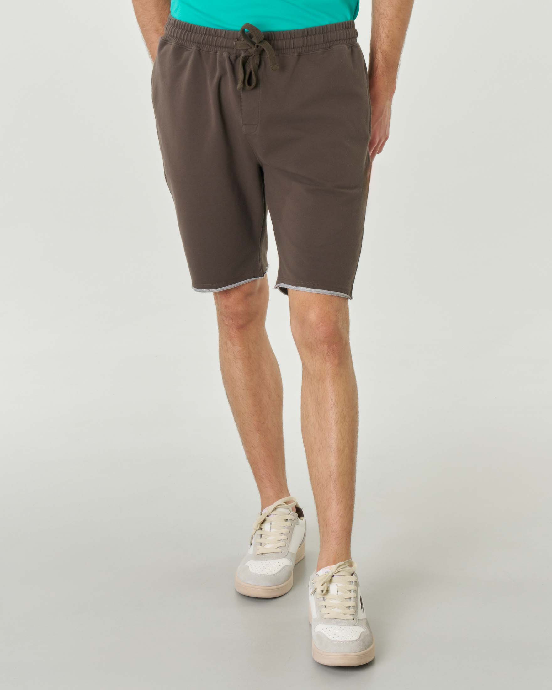 Bermuda marrone in tessuto bielastico di pima cotton con elastico in vita e taschino sul retro