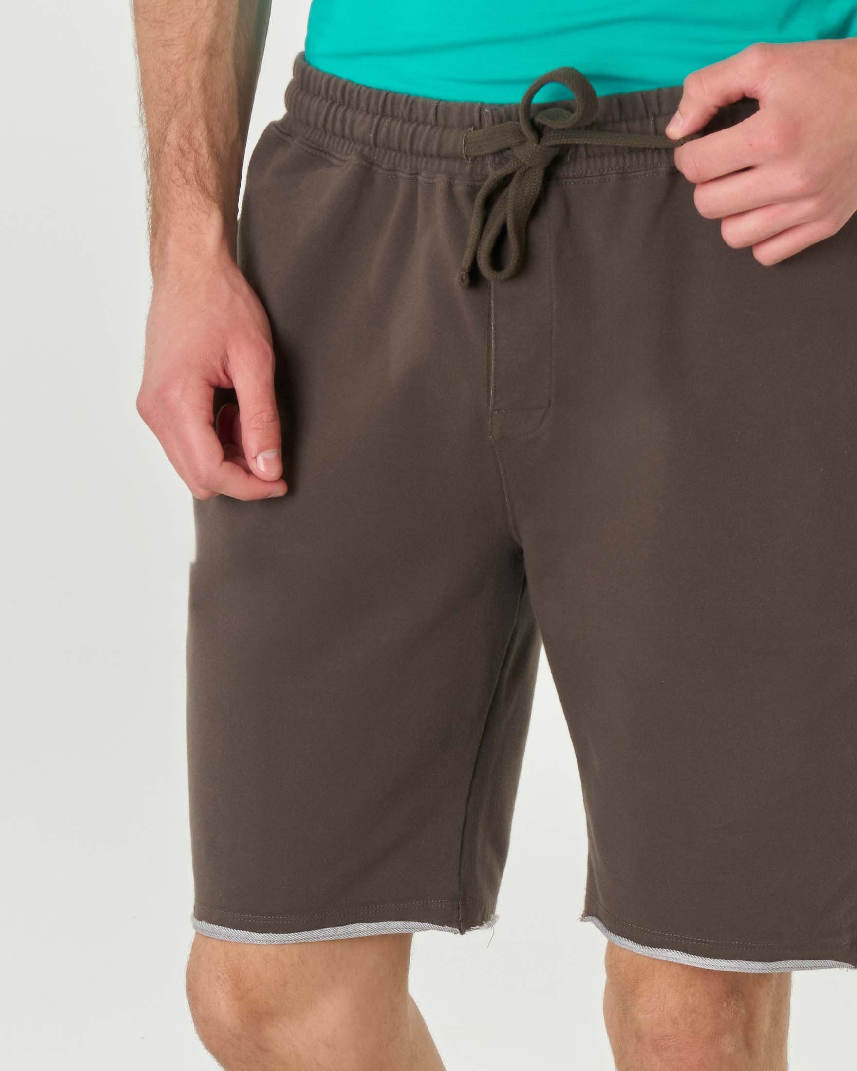 Bermuda marrone in tessuto bielastico di pima cotton con elastico in vita e taschino sul retro image