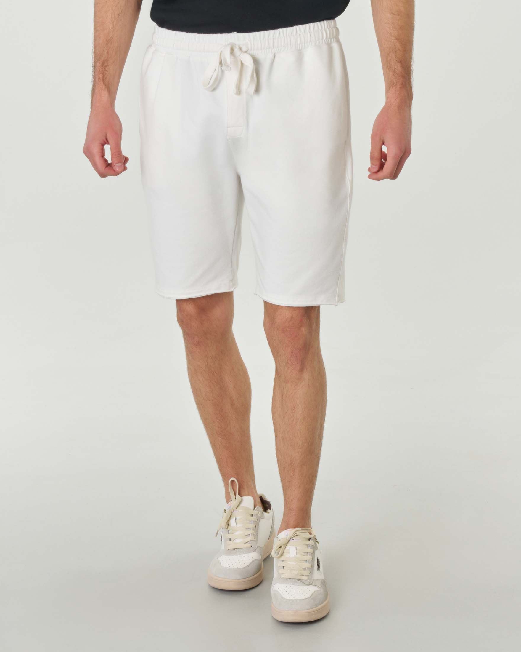 Bermuda bianco in tessuto bielastico di pima cotton con elastico in vita e taschino sul retro