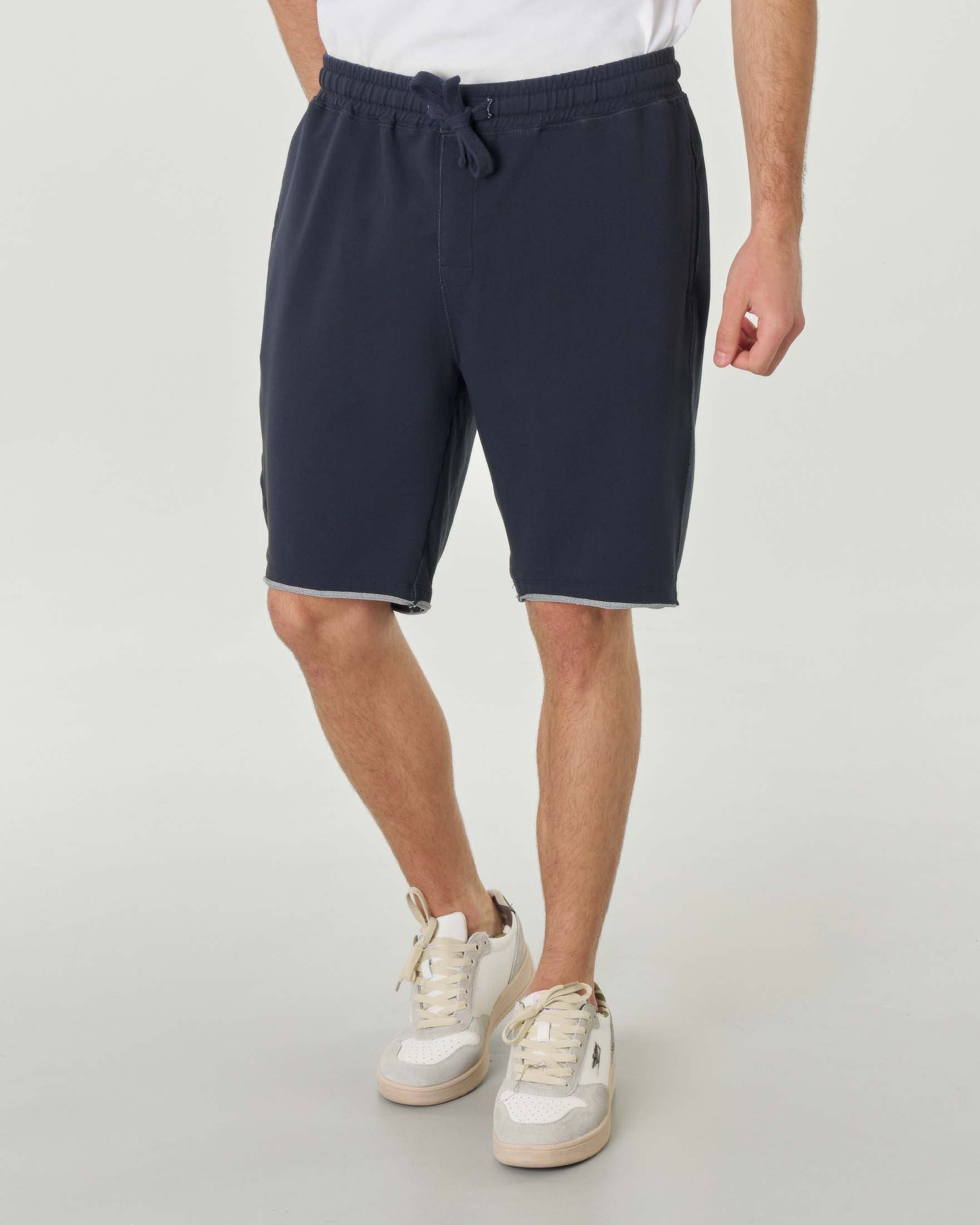 Bermuda blu in tessuto bielastico di pima cotton con elastico in vita e taschino sul retro