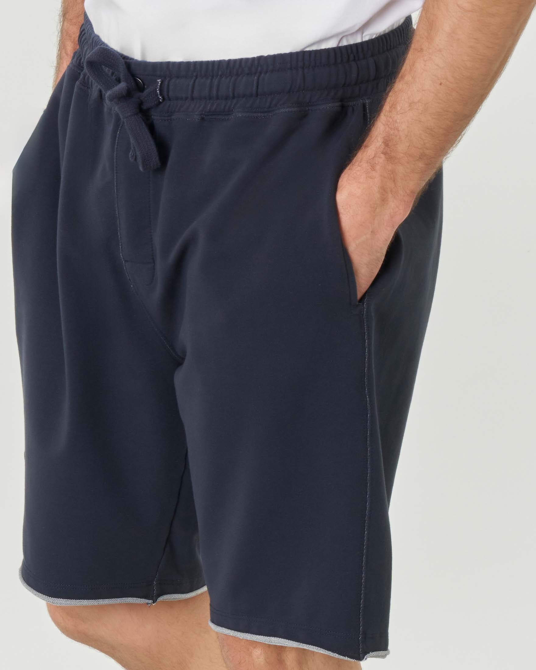 Bermuda blu in tessuto bielastico di pima cotton con elastico in vita e taschino sul retro image