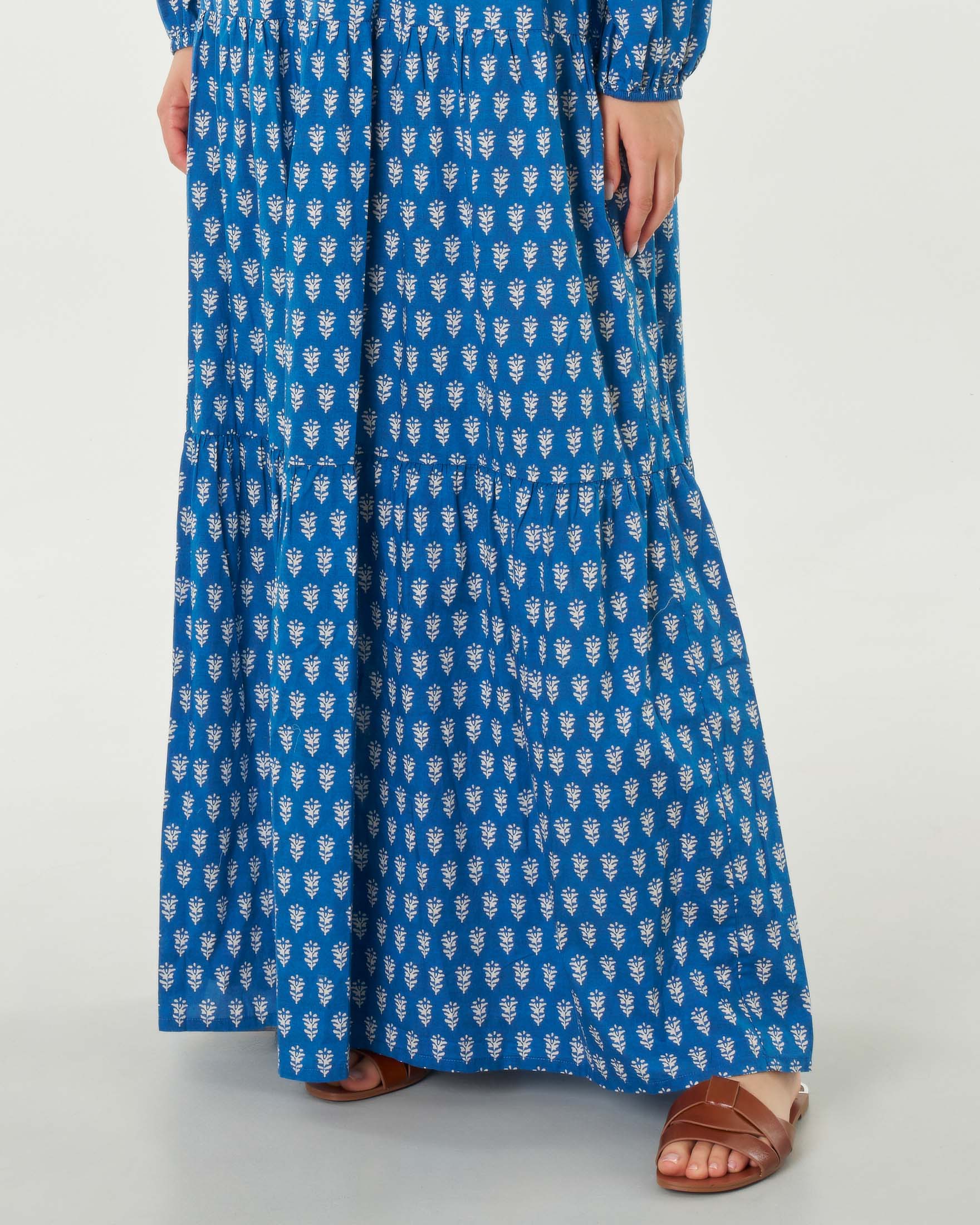 Abito lungo MC2 Saint Barth chemisier blu in puro cotone a fantasia floreale bianca d'ispirazone indiana image