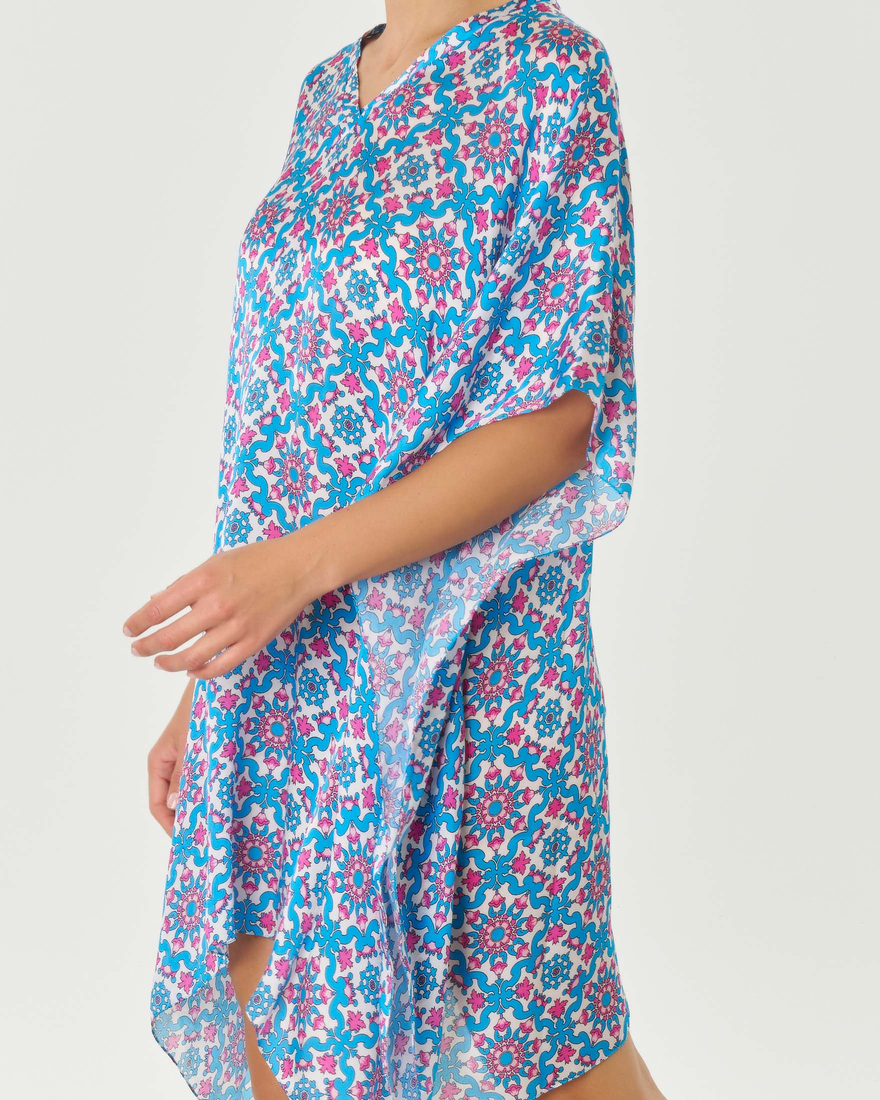 Caftano midi MC2 Saint Barth bianco in pura seta a fantasia maioliche blu China e fucsia con scollo a V image