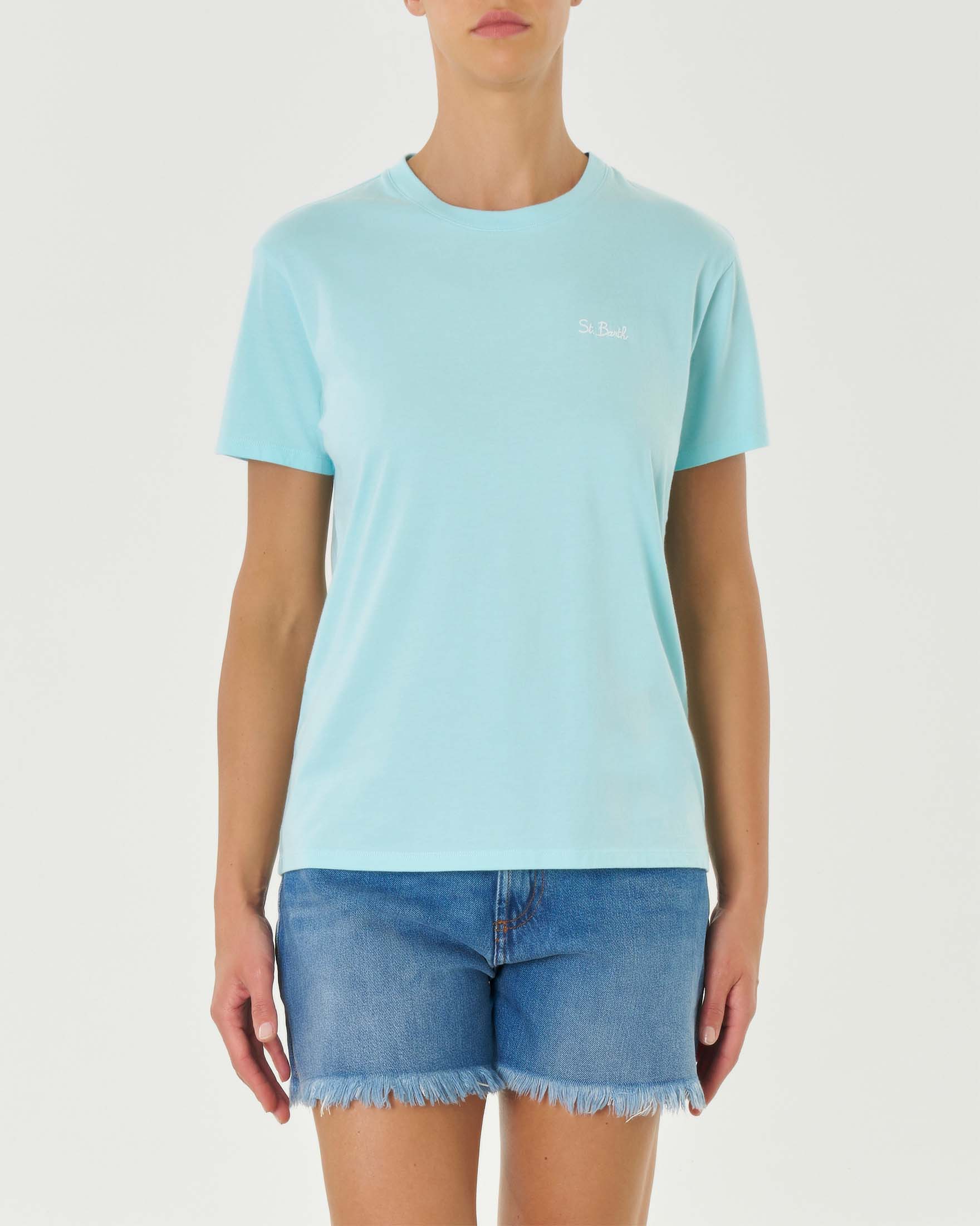 T-shirt color acqua a tinta unita in puro cotone con logo piccolo bianco ricamato sul petto
