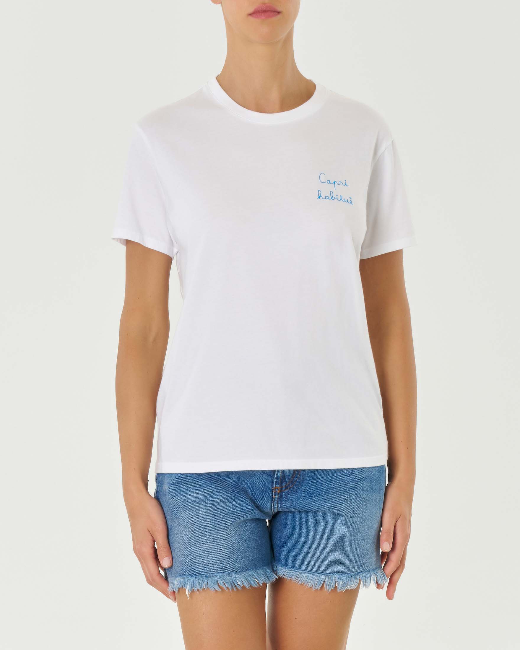 T-shirt bianca in puro cotone con scritta azzurra 'Capri Habituè' ricamata sul petto