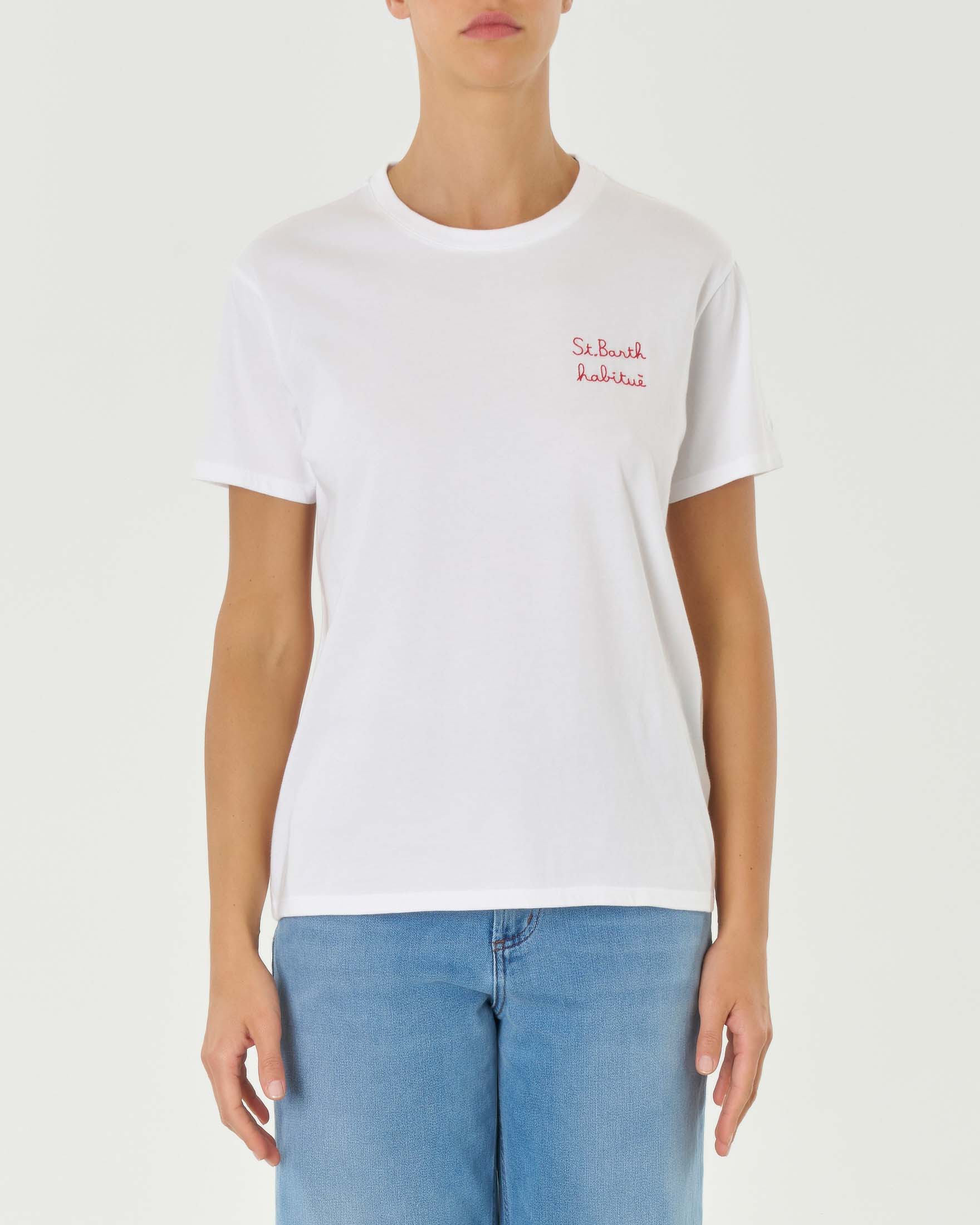 T-shirt bianca in puro cotone con scritta rossa 'St.Barth Habituè' ricamata sul petto