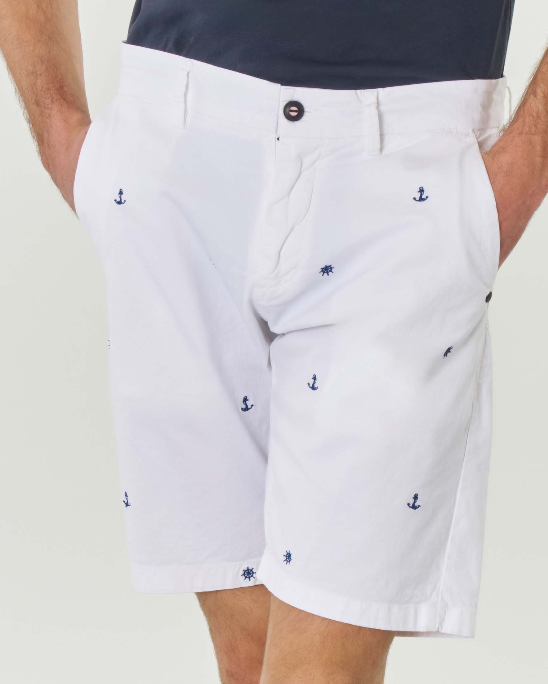 Bermuda chino bianco in cotone stretch con ricami mare jacquard image