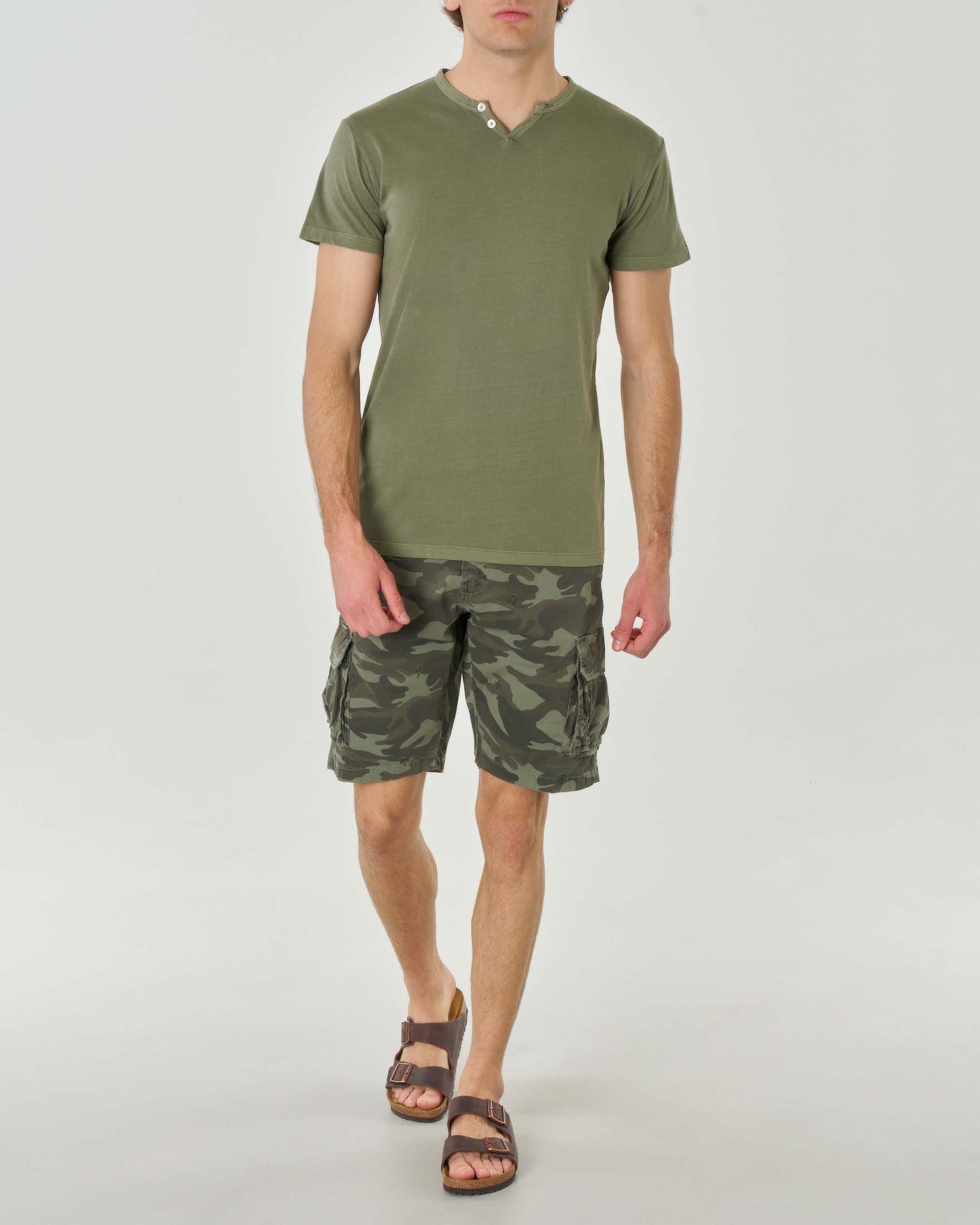 T-shirt serafino mezza manica verde militare in puro cotone